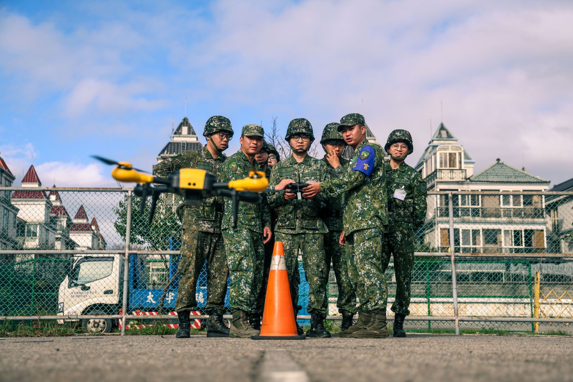 陸軍步兵109旅步3營教育召集訓練昨日實施無人機操作訓練、限制空間戰鬥等課程，召員透過複習射擊流程熟稔編制專長，並建立城鎮空間作戰及新式武器裝備操作概念，厚植後備戰力。（記者葉軒瑜攝）