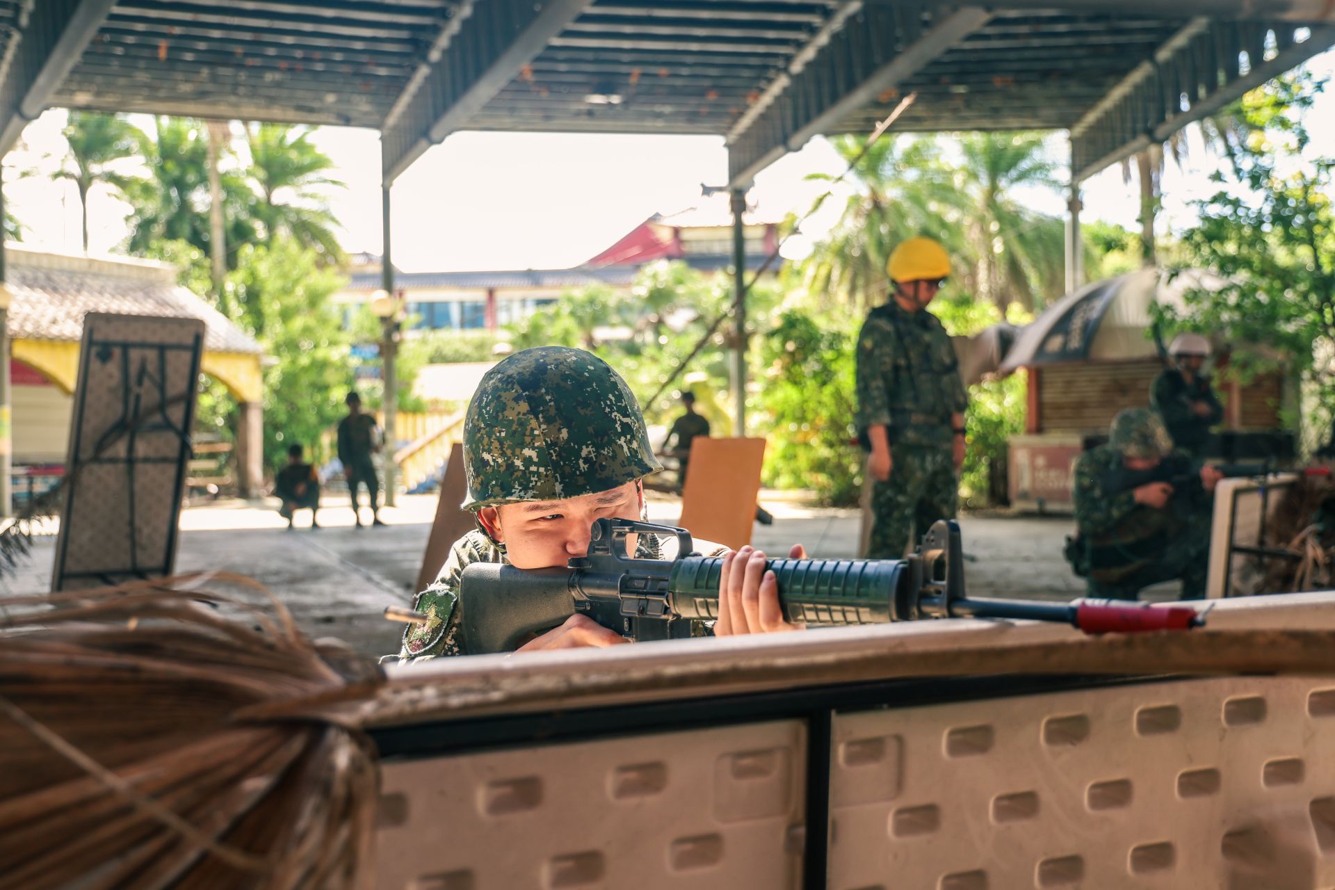 陸軍步兵109旅步3營教育召集訓練昨日實施無人機操作訓練、限制空間戰鬥等課程，召員透過複習射擊流程熟稔編制專長，並建立城鎮空間作戰及新式武器裝備操作概念，厚植後備戰力。（記者葉軒瑜攝）