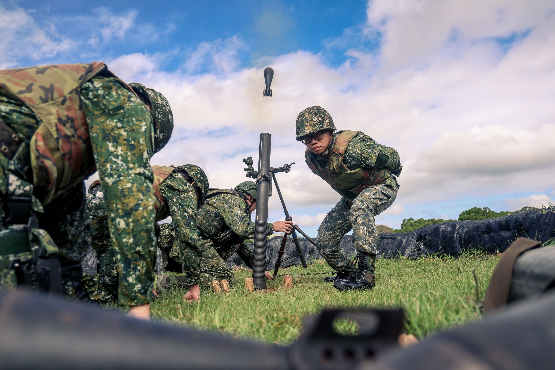  109旅步3營教育召集訓練，實施迫擊砲訓練彈射擊，驗證召員編制武器熟稔度。（記者葉軒瑜攝）