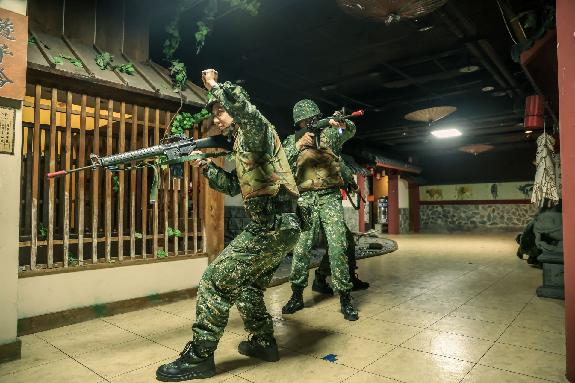  限制空間戰鬥訓練中，召員利用訓場空間，演練隊形變換與射界控制。（記者葉軒瑜攝）