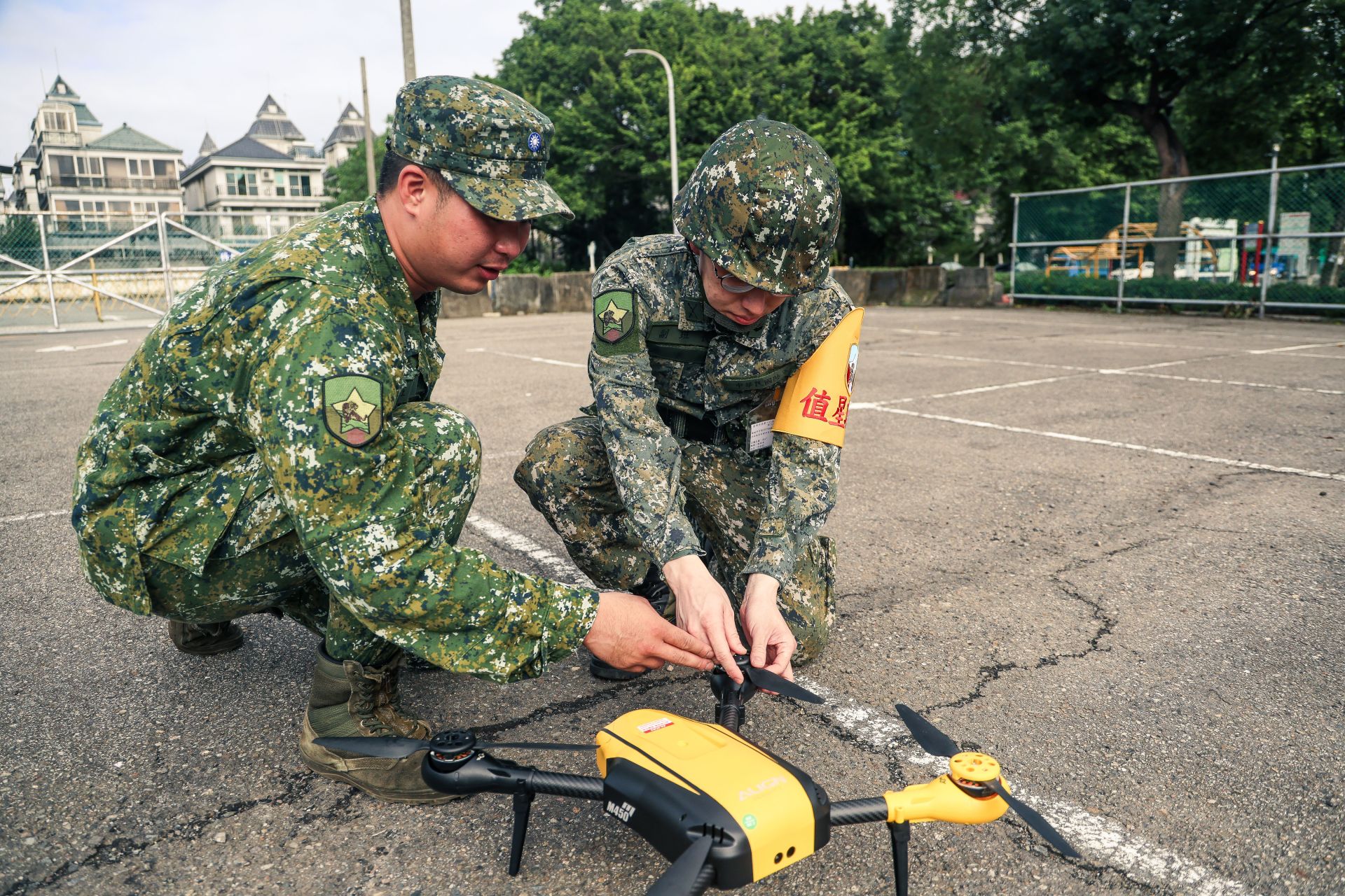  課程特別安排無人機飛行操作訓練，由教官陪同召員完成無人機飛行訓練項目。（記者葉軒瑜攝）
