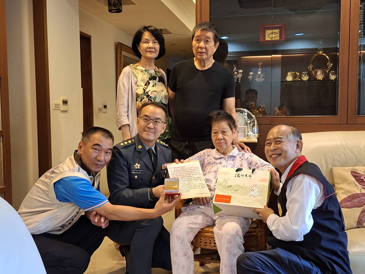 臺北市後備指揮部指揮官顏上校頒贈「紀念二戰暨抗戰勝利80週年紀念徽章」予4位高齡抗戰榮民長輩。（臺北市榮服處提供）