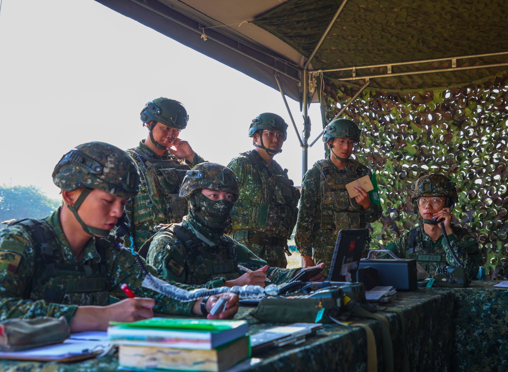  射擊指揮所接收觀測手回報彈著點後，計算平均彈著點，進一步求取修正量，並向砲班下達修正諸元。（記者連琳攝）