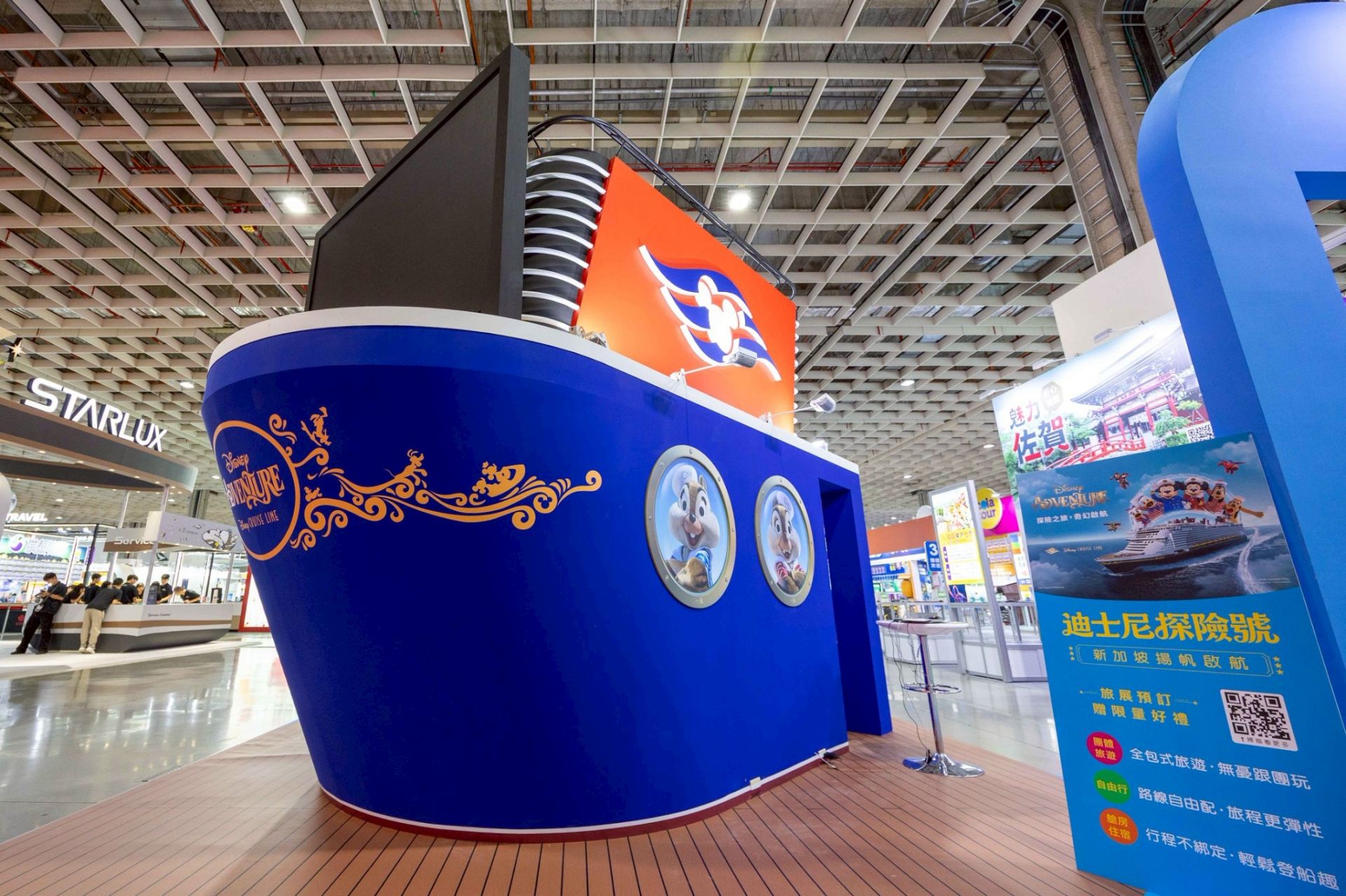 可樂旅遊現場打造5公尺高的迪士尼遊輪主題造景，提前讓民眾感受首艘以亞洲為母港的新加坡迪士尼遊輪「迪士尼探險號」魅力。（臺北國際旅展提供）