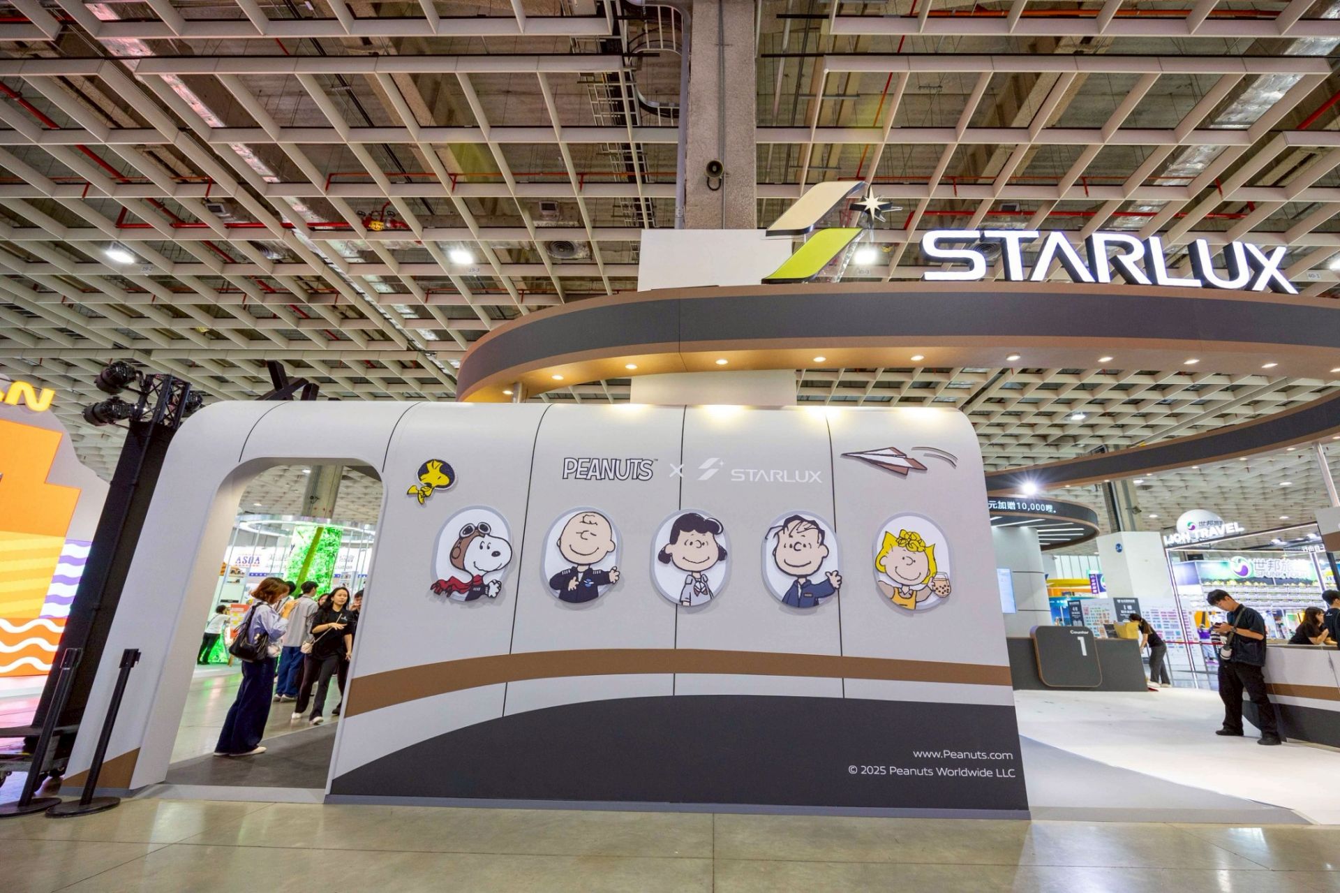 航空業者競相推出限時加碼，星宇航空全航線85折起，活動期間消費滿2萬元並出示證明，可抽亞洲區不限航點商務艙來回機票。（臺北國際旅展提供）