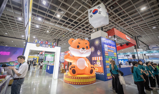 2025臺北國際旅展昨日至10日在南港展覽館1館登場，今年展覽規模再創新高，攤位數達1600個，集結123個國家及城市、超過40家大型旅行社，以及航空公司與遊樂園等業者，全面搶攻疫後旅遊熱潮。（總統府提供）