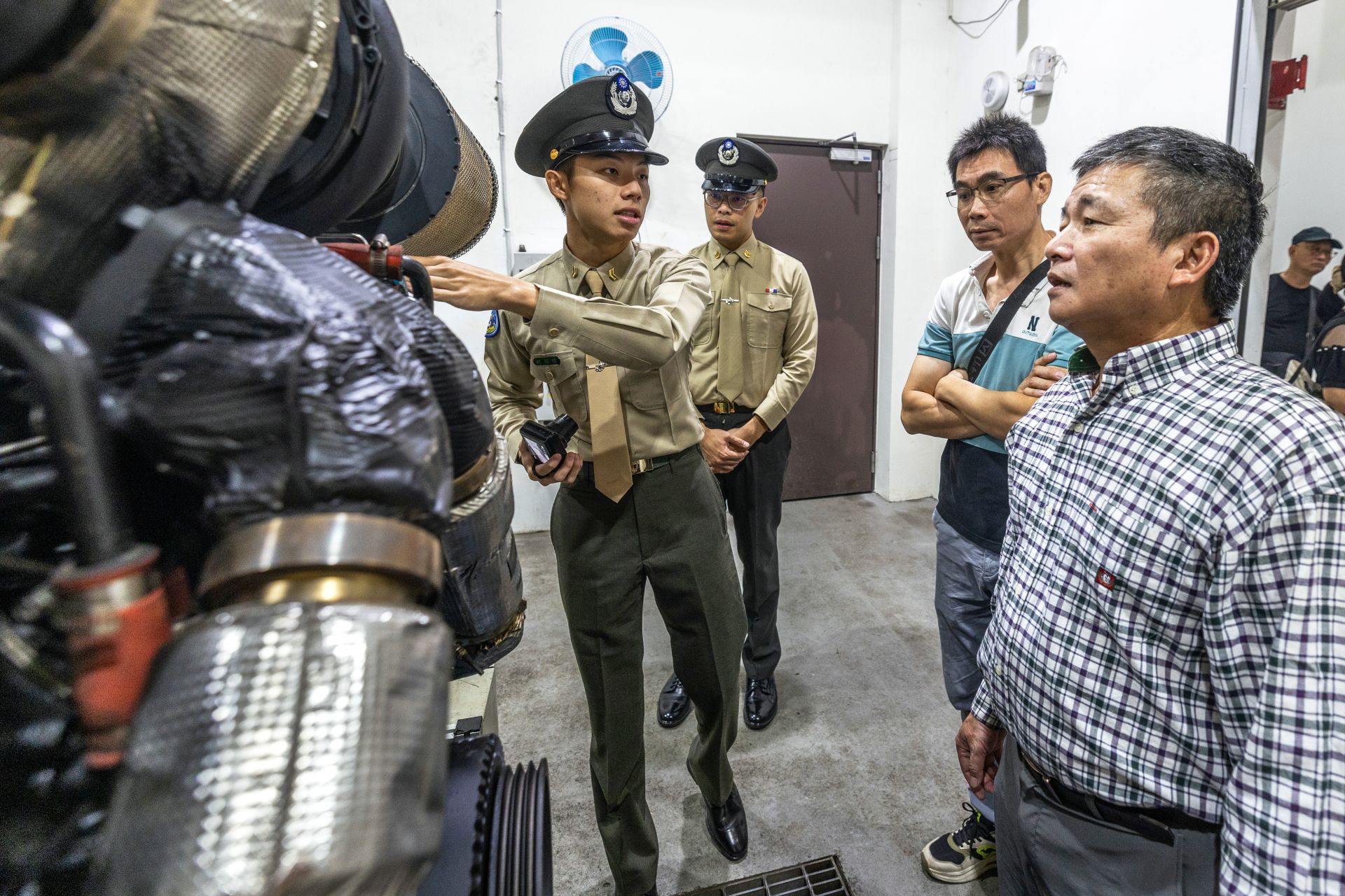 海軍左營後勤支援指揮部兩棲履保廠昨日舉行「新建工程大樓完工啟用典禮暨老兵回娘家」活動，並安排與會嘉賓參觀各間廠房，見證單位維修量能與時俱進，是部隊穩定戰力的堅實後盾。（記者林睿奕攝）