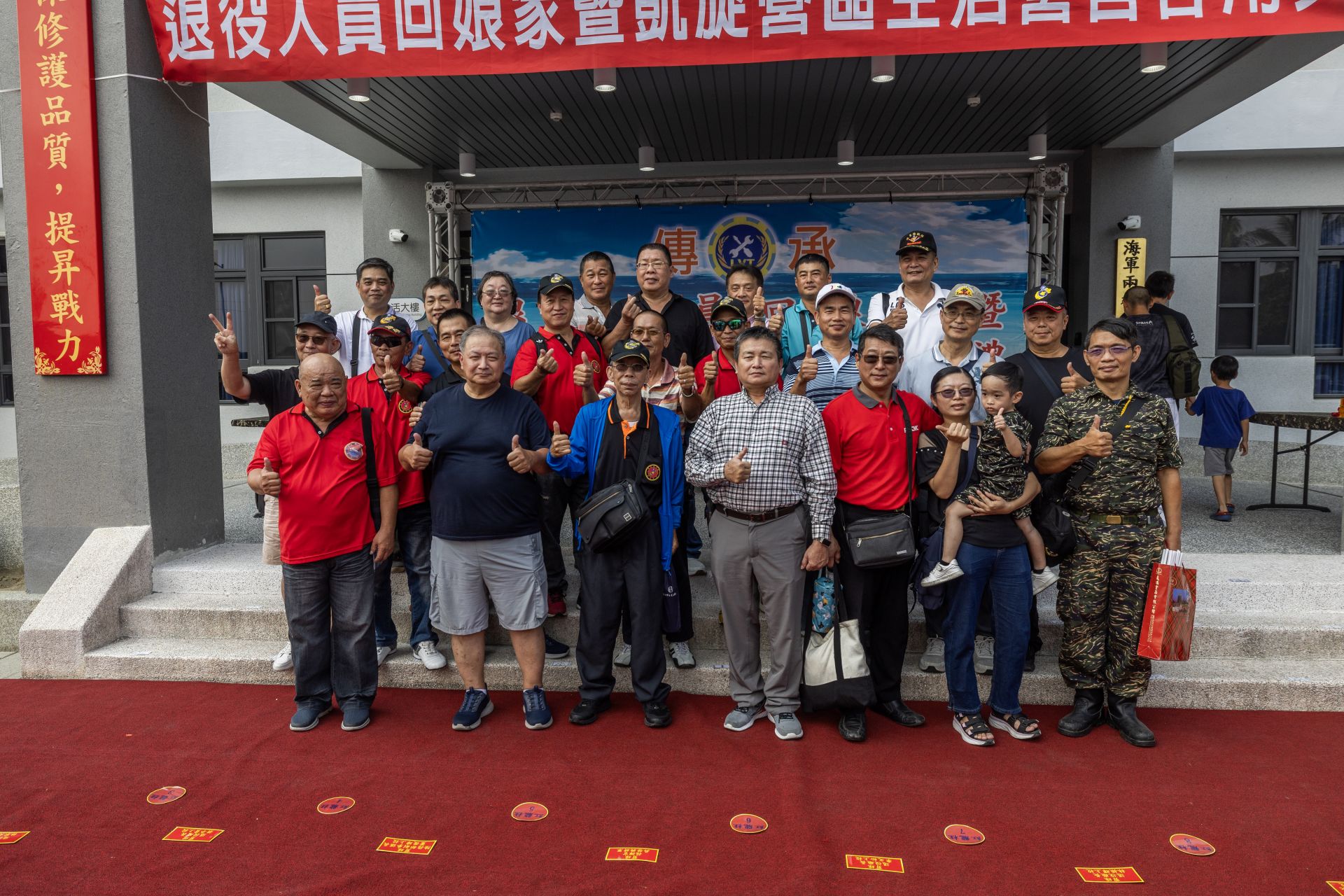  兩棲履車保修工廠昨日舉行凱旋營區新建工程大樓啟用，並邀請退役前輩參觀。（記者林睿奕攝）