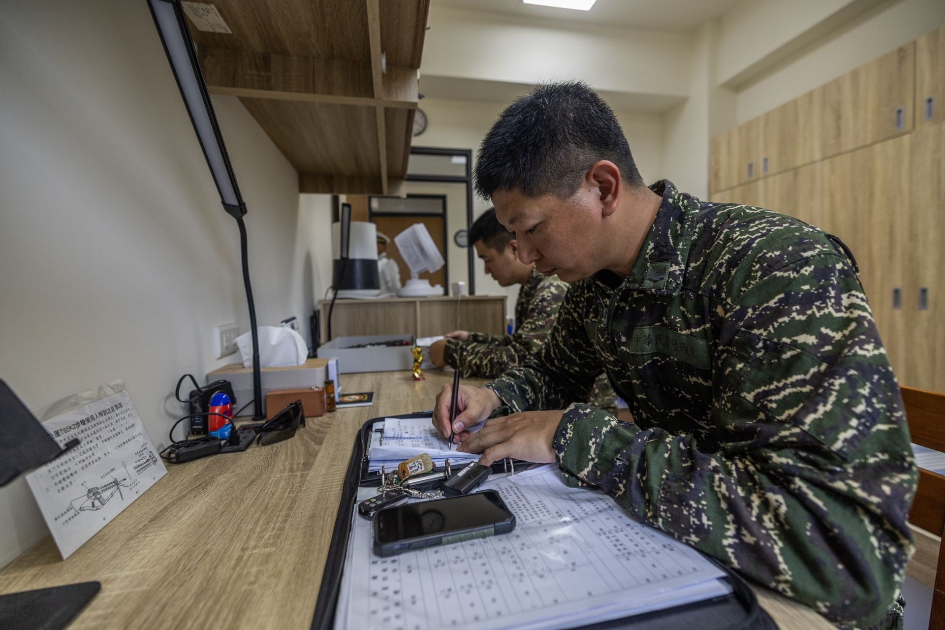兩棲履保廠新建工程大樓，大幅改善官兵住用空間。（記者林睿奕攝）