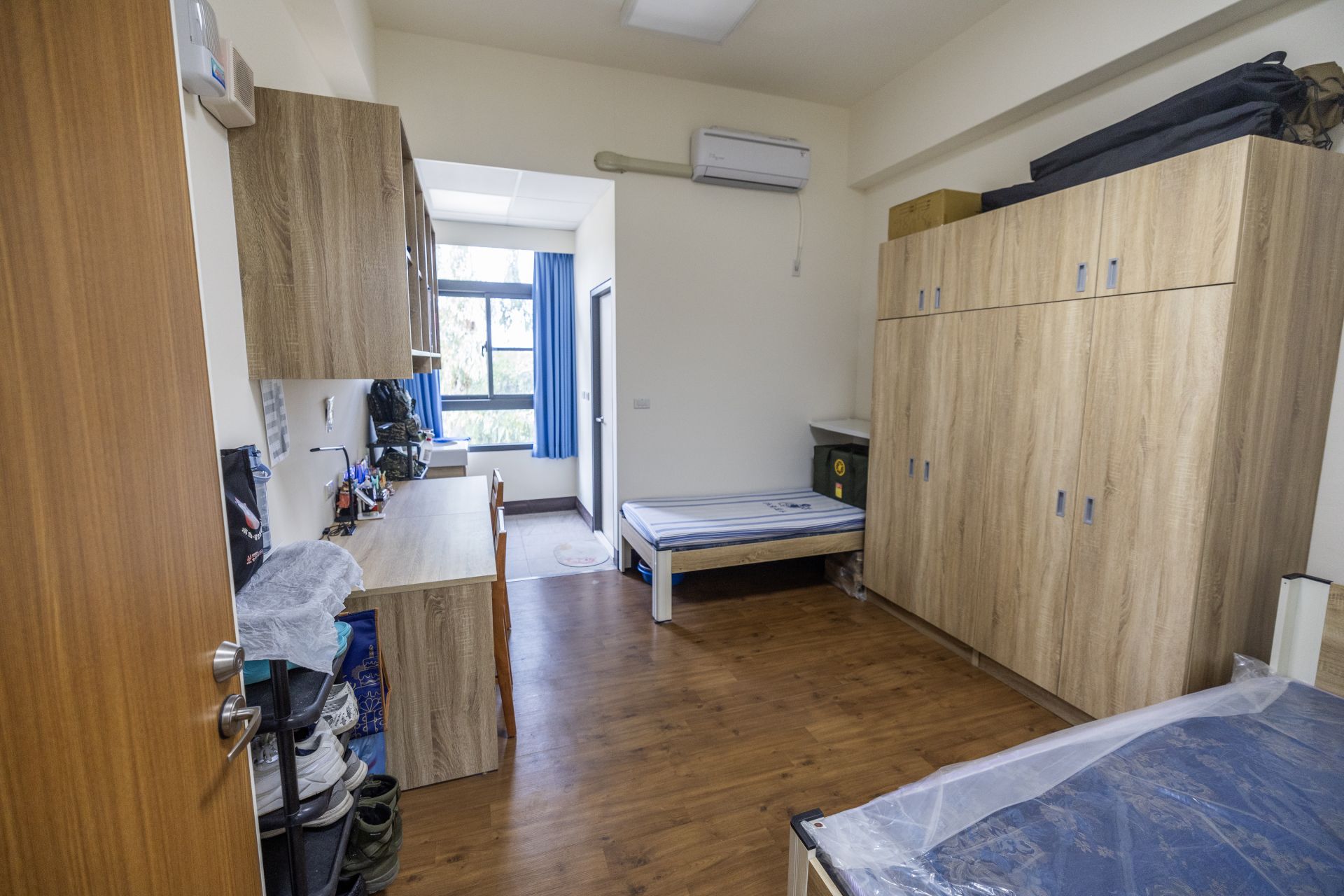  新式寢室以兩人為一間，配置舒適床鋪、冷氣空調等生活設備。（記者林睿奕攝）