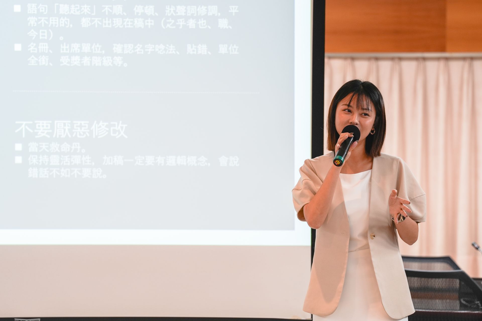 講師分享親身主持經驗。（軍聞社記者陳傳奇攝）