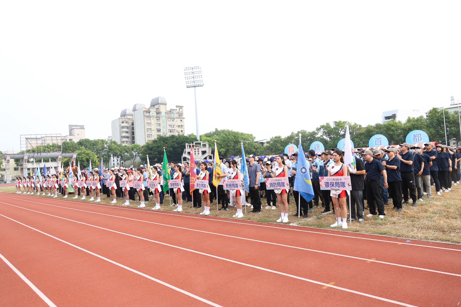 南投縣第73屆全縣運動會11月8日至11日舉行，今（8）日上午在縣立體育場隆重開幕，由副縣長王瑞德主持開幕儀式，並表揚114年全國運動會中為南投爭光的優秀選手與教練，過程熱鬧隆重。（記者張益銘攝）