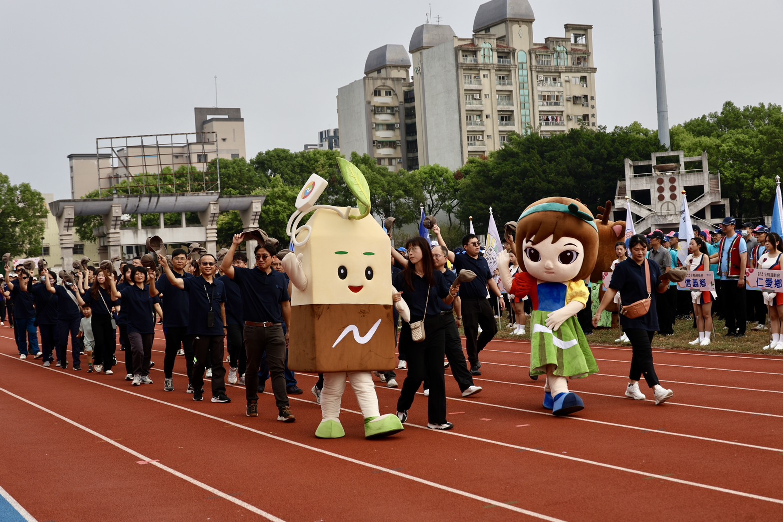 南投縣第73屆全縣運動會11月8日至11日舉行，今（8）日上午在縣立體育場隆重開幕，由副縣長王瑞德主持開幕儀式，並表揚114年全國運動會中為南投爭光的優秀選手與教練，過程熱鬧隆重。（記者張益銘攝）