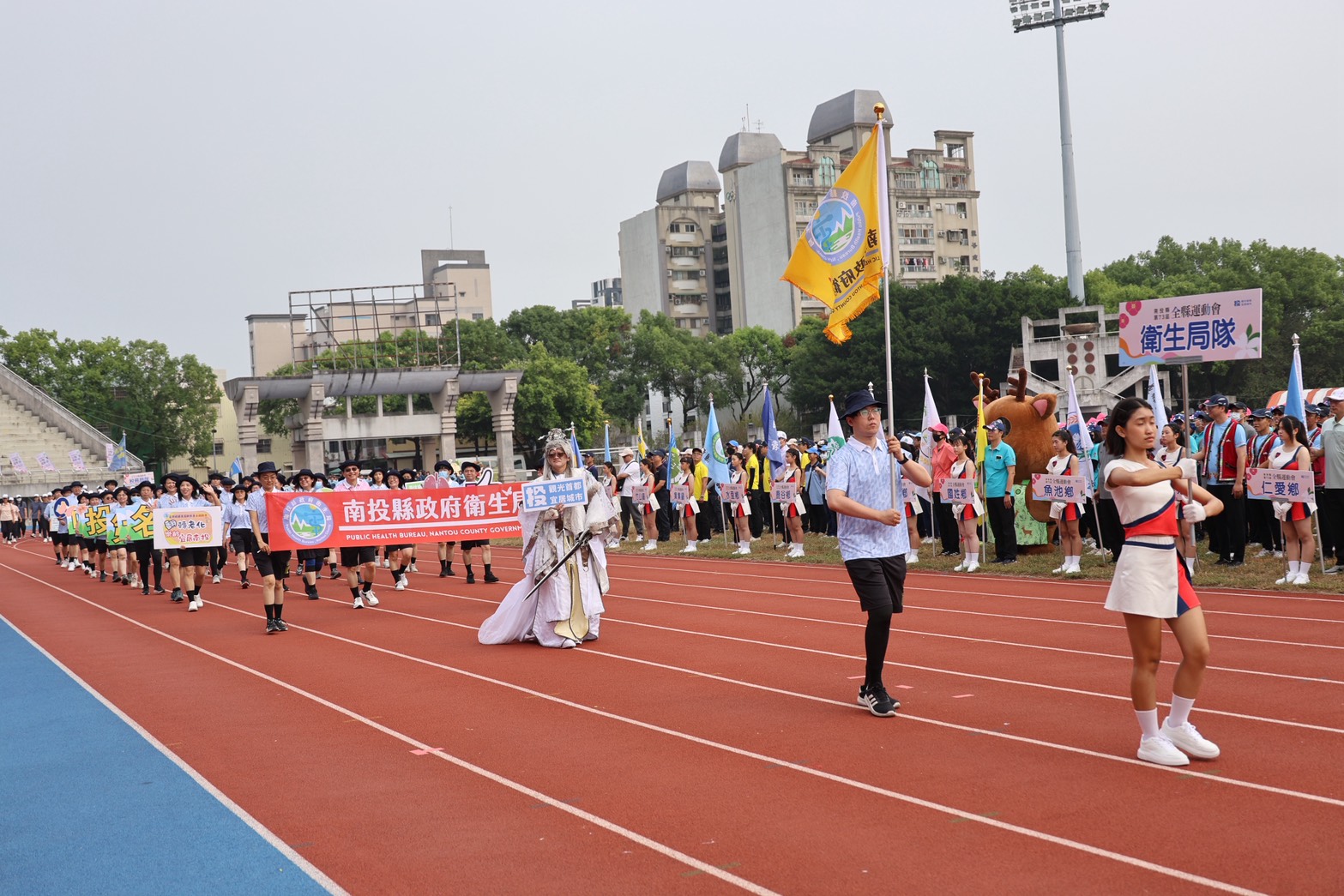 南投縣第73屆全縣運動會11月8日至11日舉行，今（8）日上午在縣立體育場隆重開幕，由副縣長王瑞德主持開幕儀式，並表揚114年全國運動會中為南投爭光的優秀選手與教練，過程熱鬧隆重。（記者張益銘攝）