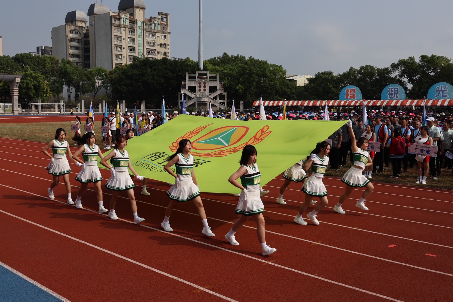 南投縣第73屆全縣運動會11月8日至11日舉行，今（8）日上午在縣立體育場隆重開幕，由副縣長王瑞德主持開幕儀式，並表揚114年全國運動會中為南投爭光的優秀選手與教練，過程熱鬧隆重。（記者張益銘攝）