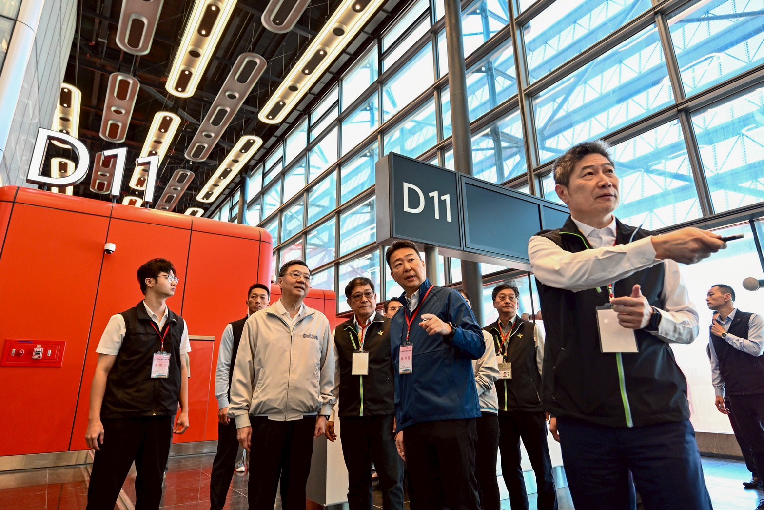 行政院長卓榮泰視察桃園機場北登機廊廳工程概況。（圖由行政院提供）