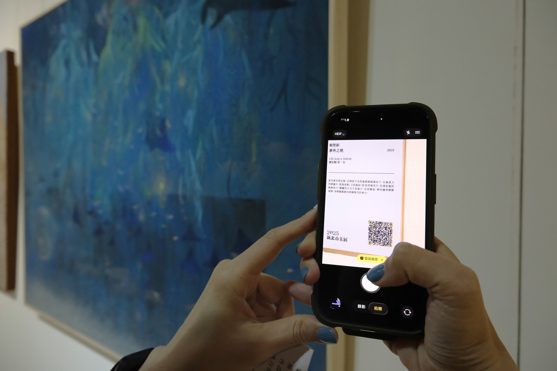 觀眾可掃描作品旁的QR Code聆聽各類創作前３名得獎作品解說。（新北市文化局提供）