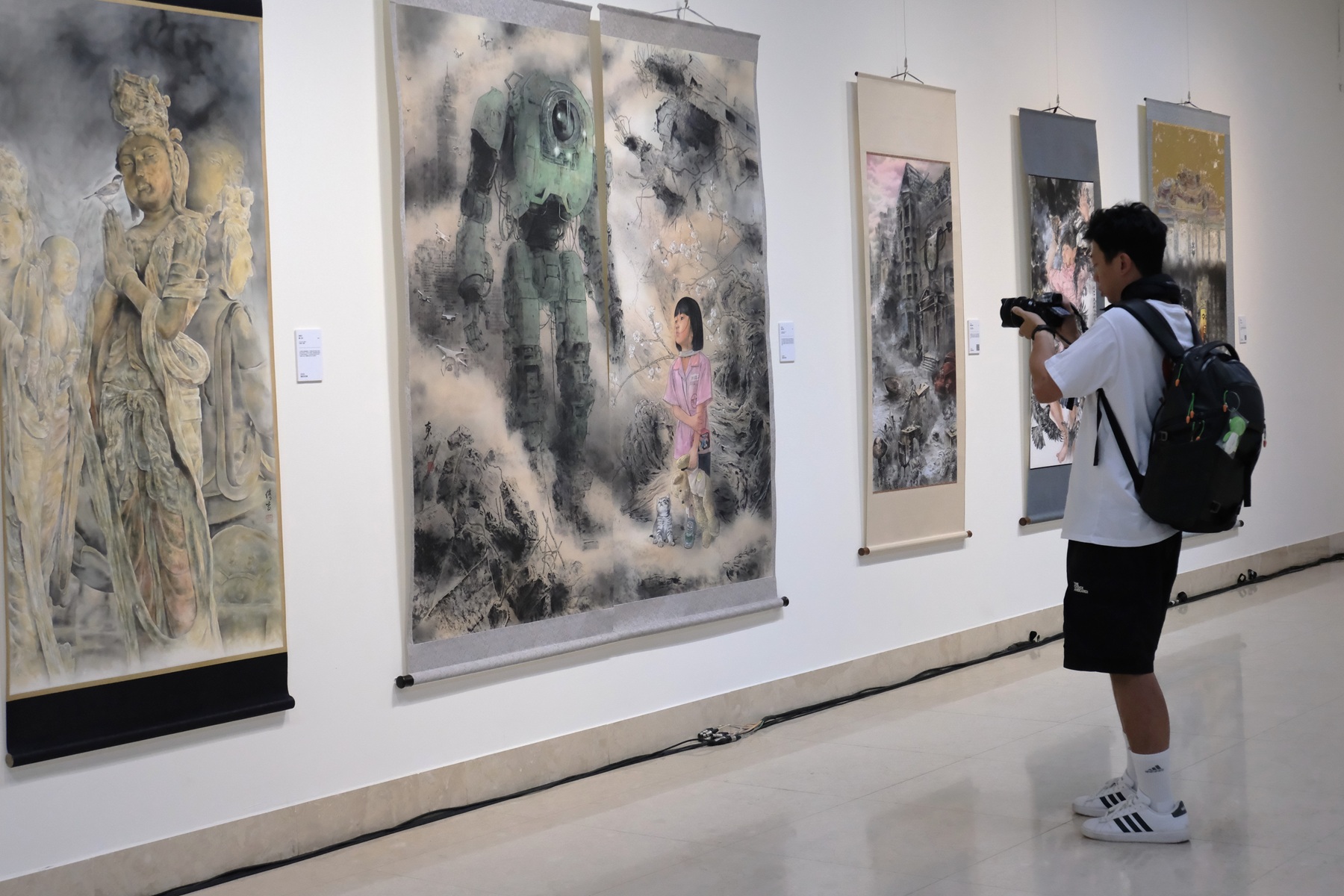 2025「新北市美展」今（8）日於新北市藝文中心登場，展出水墨、書法、篆刻、膠彩、立體等5大類74件得獎作品。（新北市文化局提供）