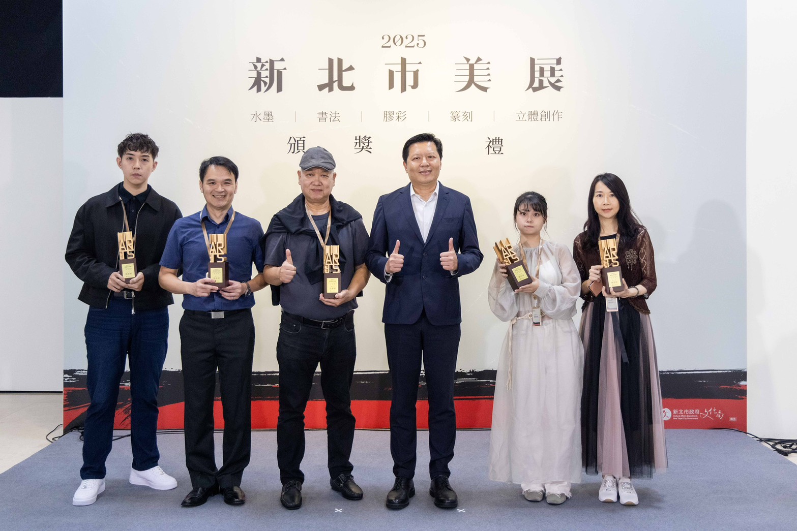 「一般組」水墨、書法、篆刻、膠彩及立體創作第1名得獎者合影。（新北市文化局提供）