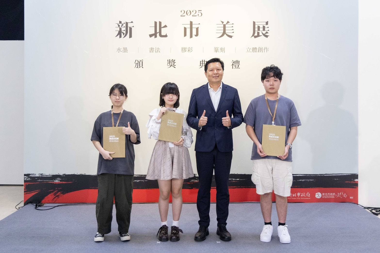 「青春組」水墨類前3名得獎者合影。（新北市文化局提供）