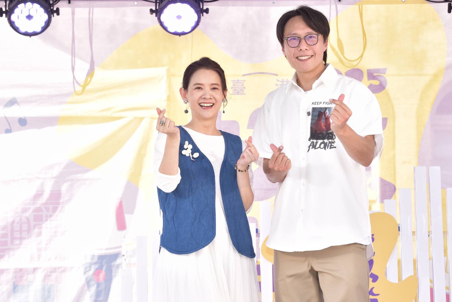 曾寶儀（左）與張啟樂（右）合體登場，讓「好友港節」現場人氣爆棚、笑聲不斷。（「好友港節」提供）