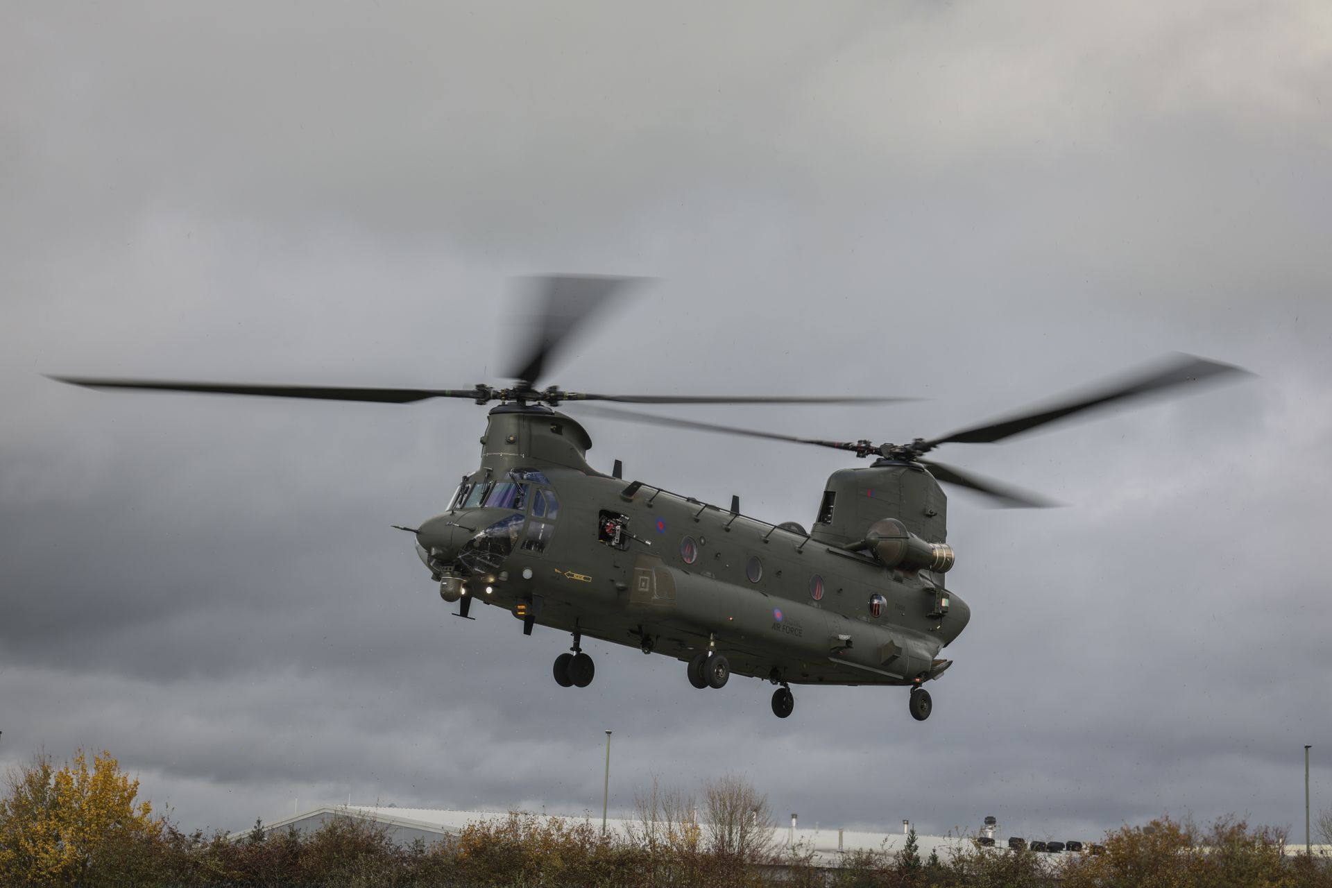 　英軍出動CH-47運輸直升機，執行人員與物資運輸任務，提升後勤支援效能。（取自英國國防部網站）