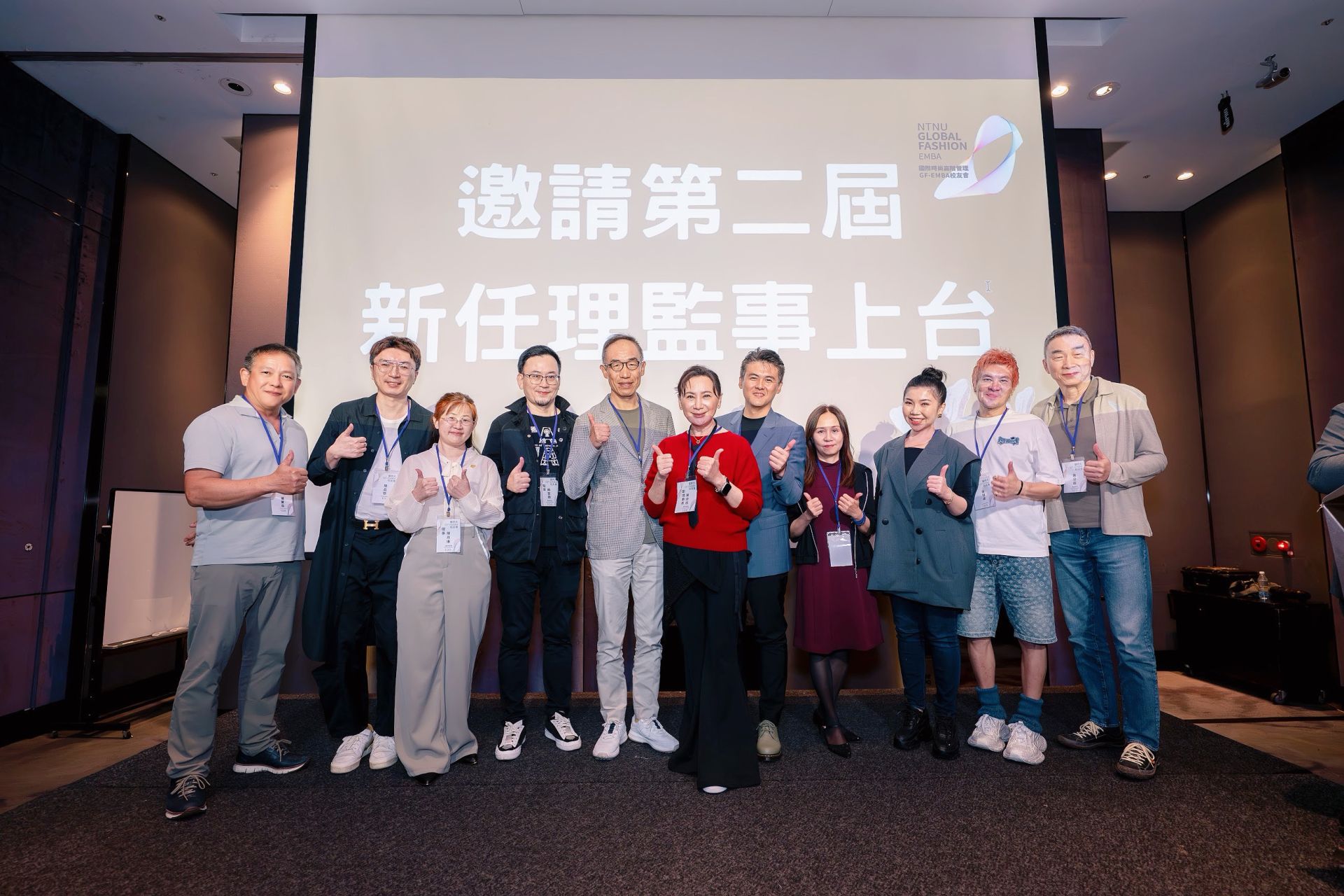 陳亞蘭（中）號召校友為花蓮災情捐款，並捐出六位數善款拋磚引玉，展現影帝級的行善風範。（臺師大GF-EMBA提供）