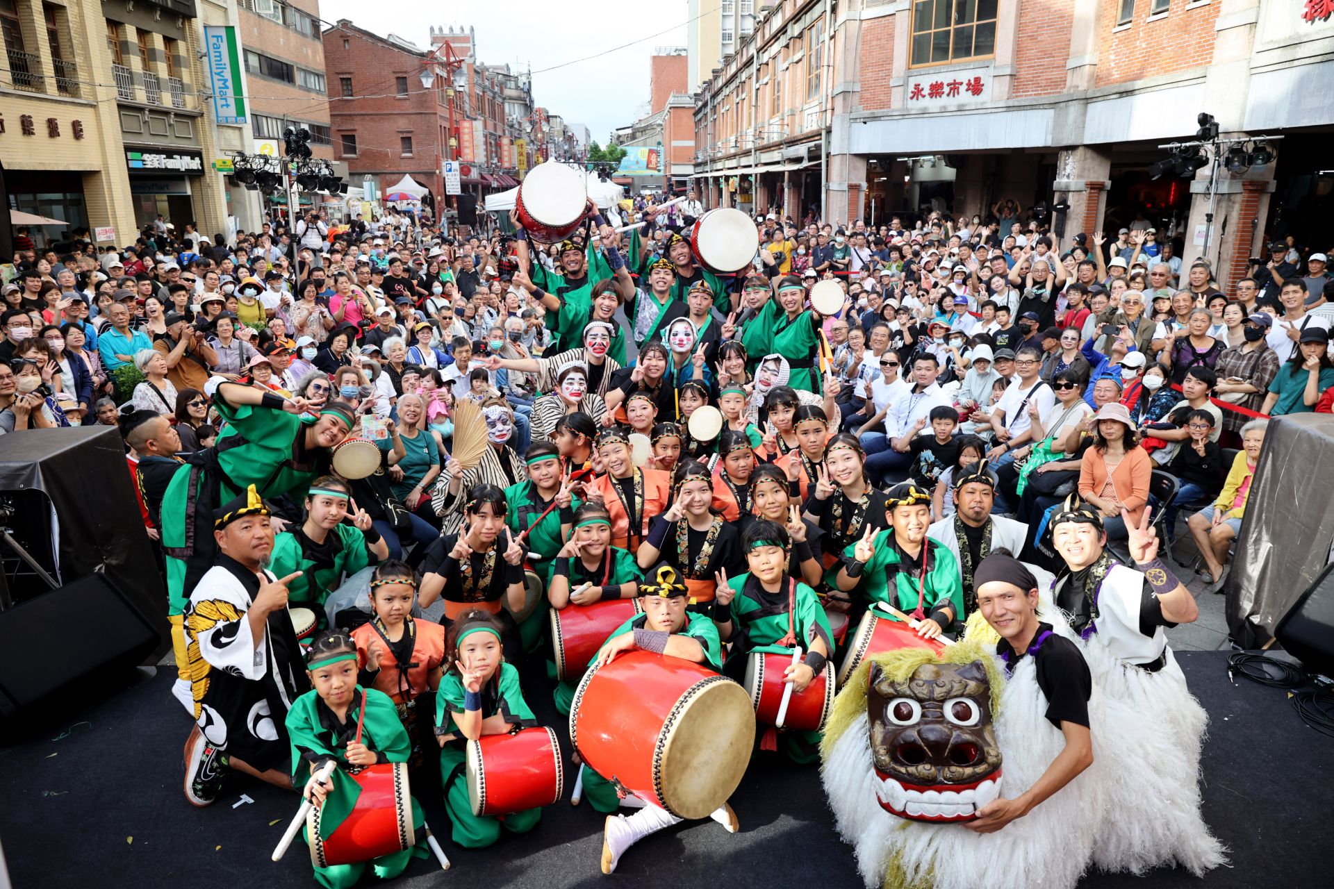 東京高圓寺阿波舞、沖繩宜野座獅鼓聯隊，以及大稻埕印度舞三大表演團體，聯手於迪化街踩街同歡。