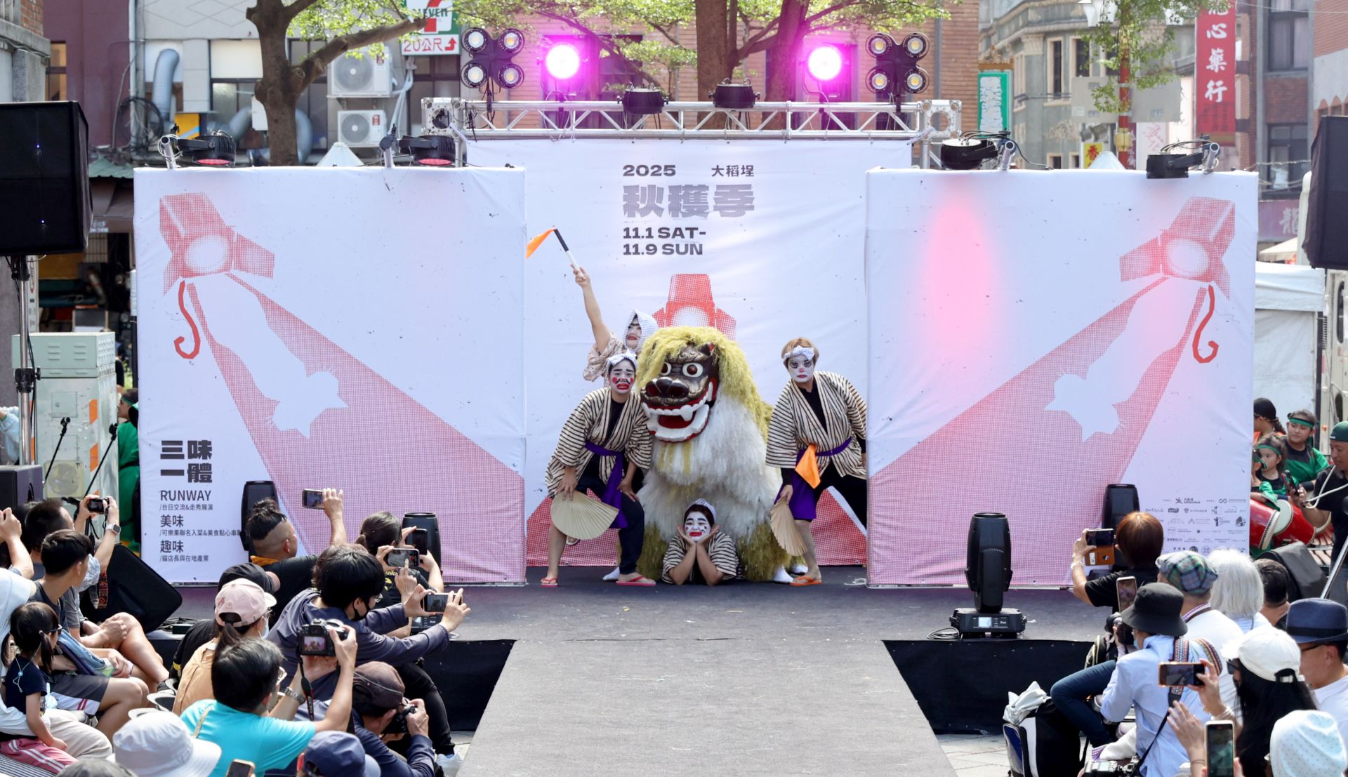 東京高圓寺阿波舞團今日進駐大稻埕迪化街，進行臺日交流。（大稻埕創意街區發展協會提供）