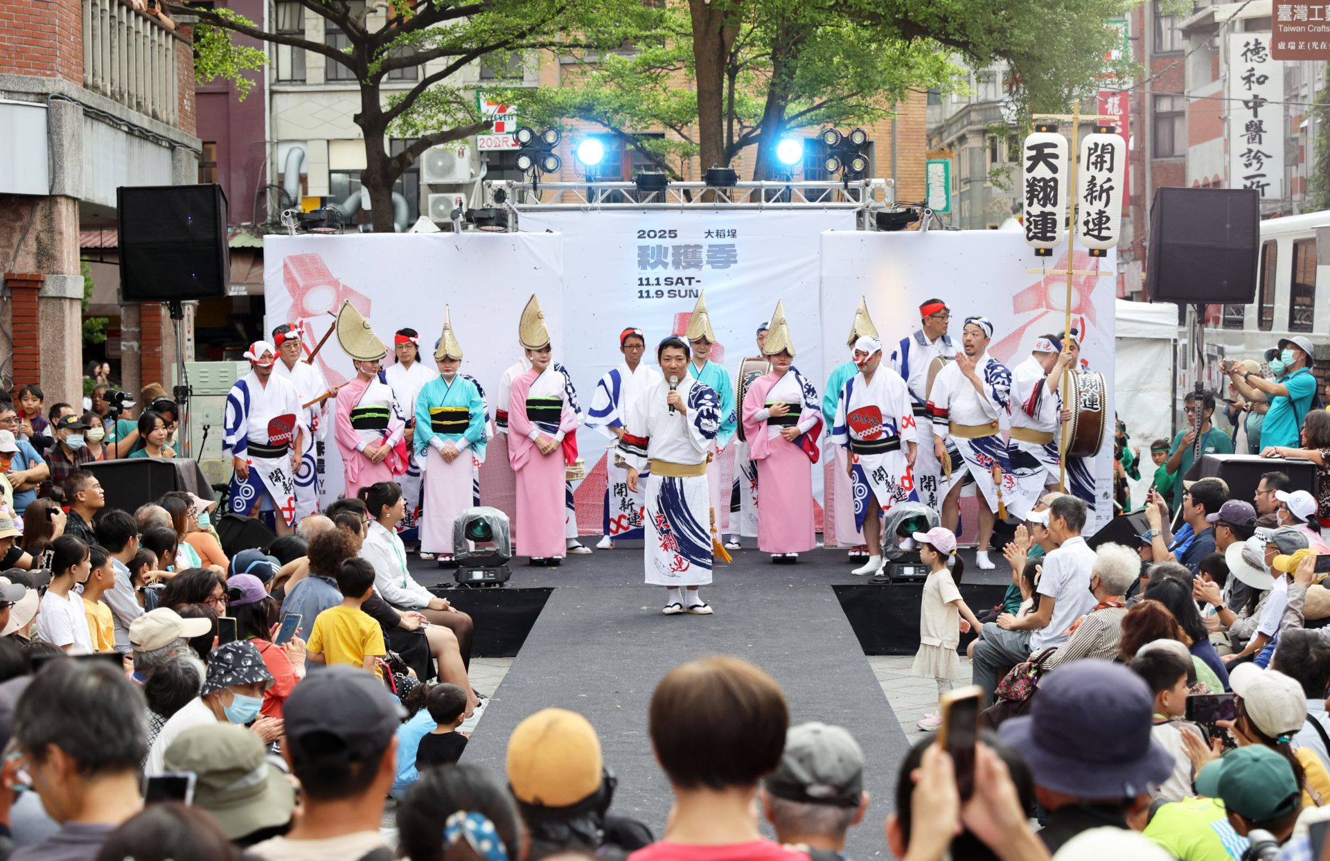 東京高圓寺阿波舞團今日前往大稻埕迪化街公演，民眾感受活力。（大稻埕創意街區發展協會提供）