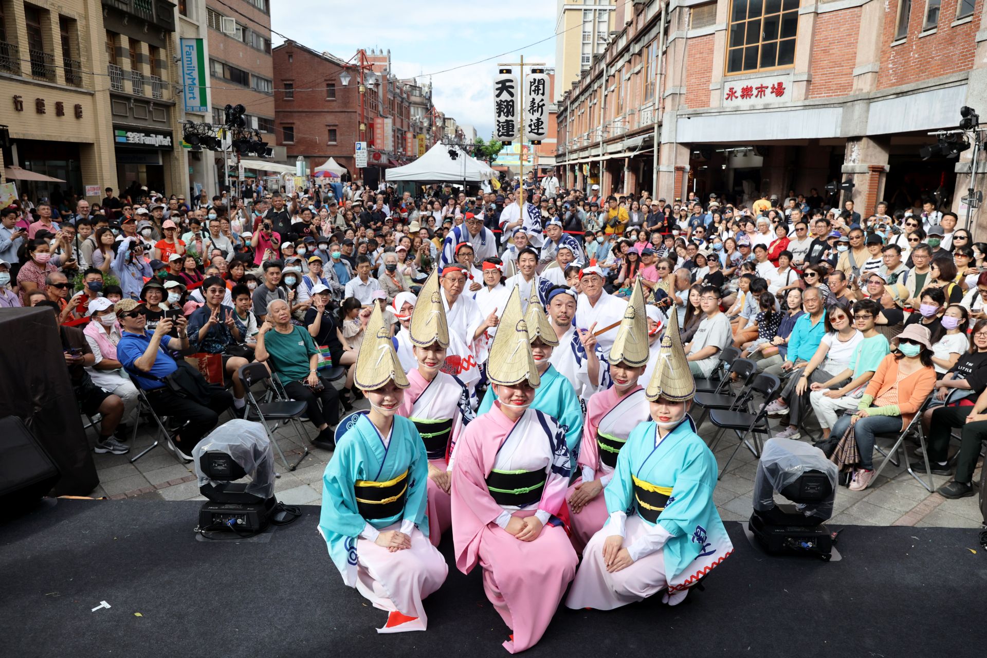 東京高圓寺阿波舞團舞者，帶來色彩繽紛舞姿與傳統音樂。（大稻埕創意街區發展協會提供）