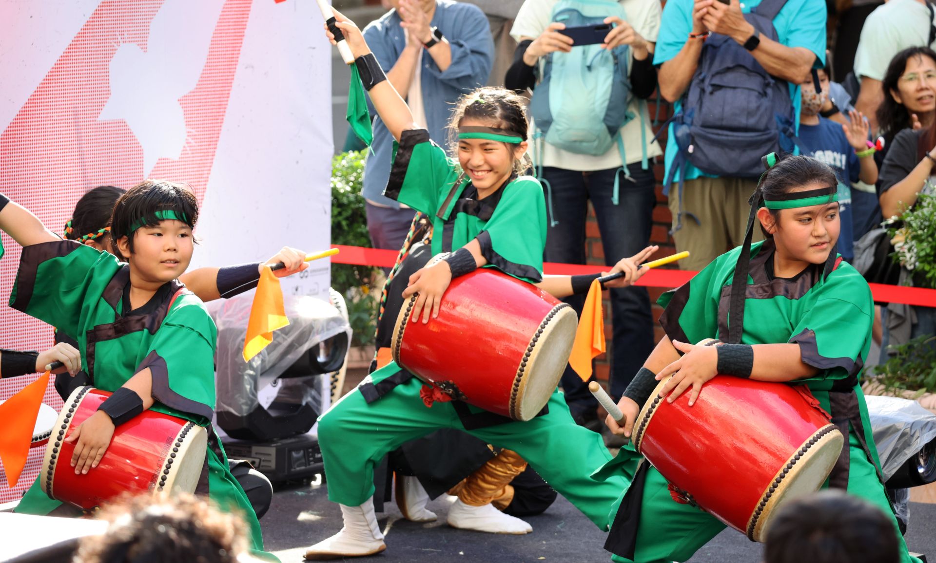 沖繩宜野座獅鼓聯隊表演，充滿活力。（大稻埕創意街區發展協會提供）