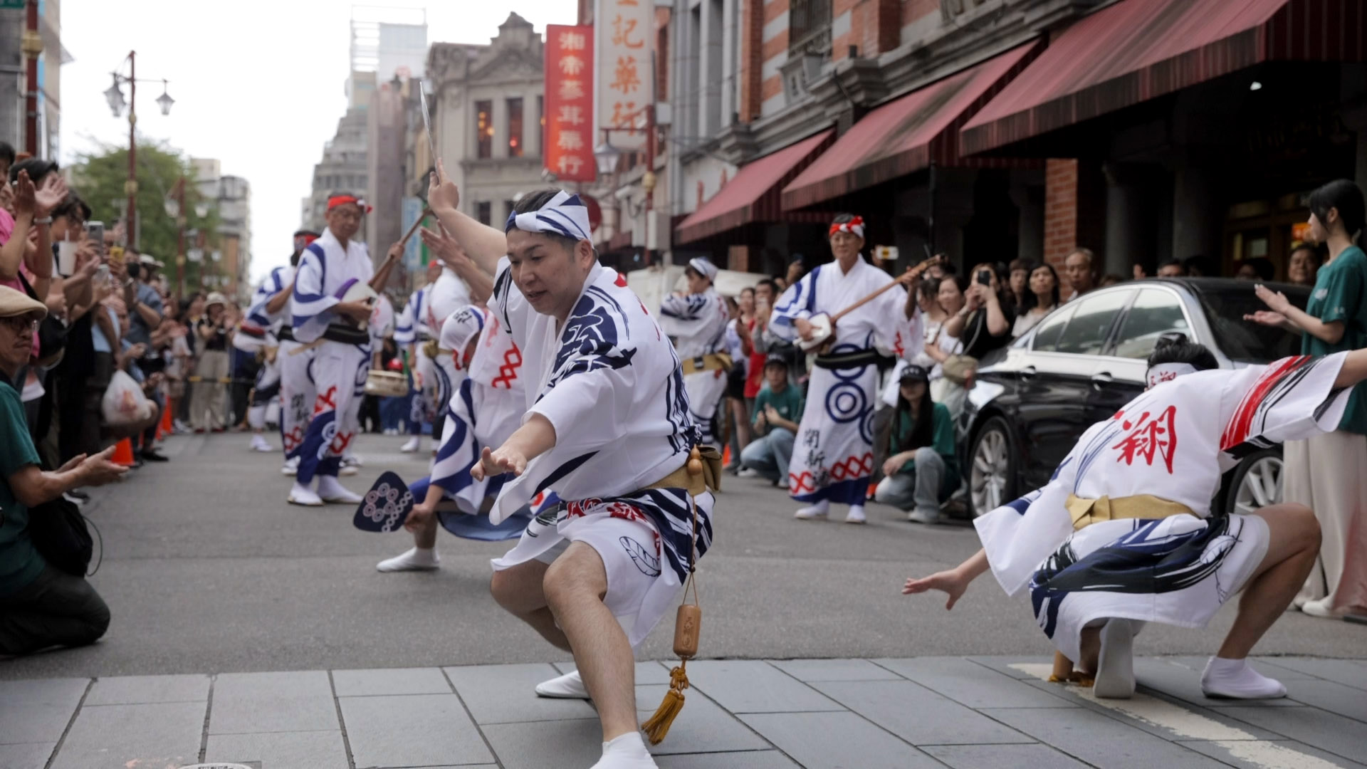 東京高圓寺阿波舞團舞者，穿上傳統祭典服，踩街行進演出。（大稻埕創意街區發展協會提供）
