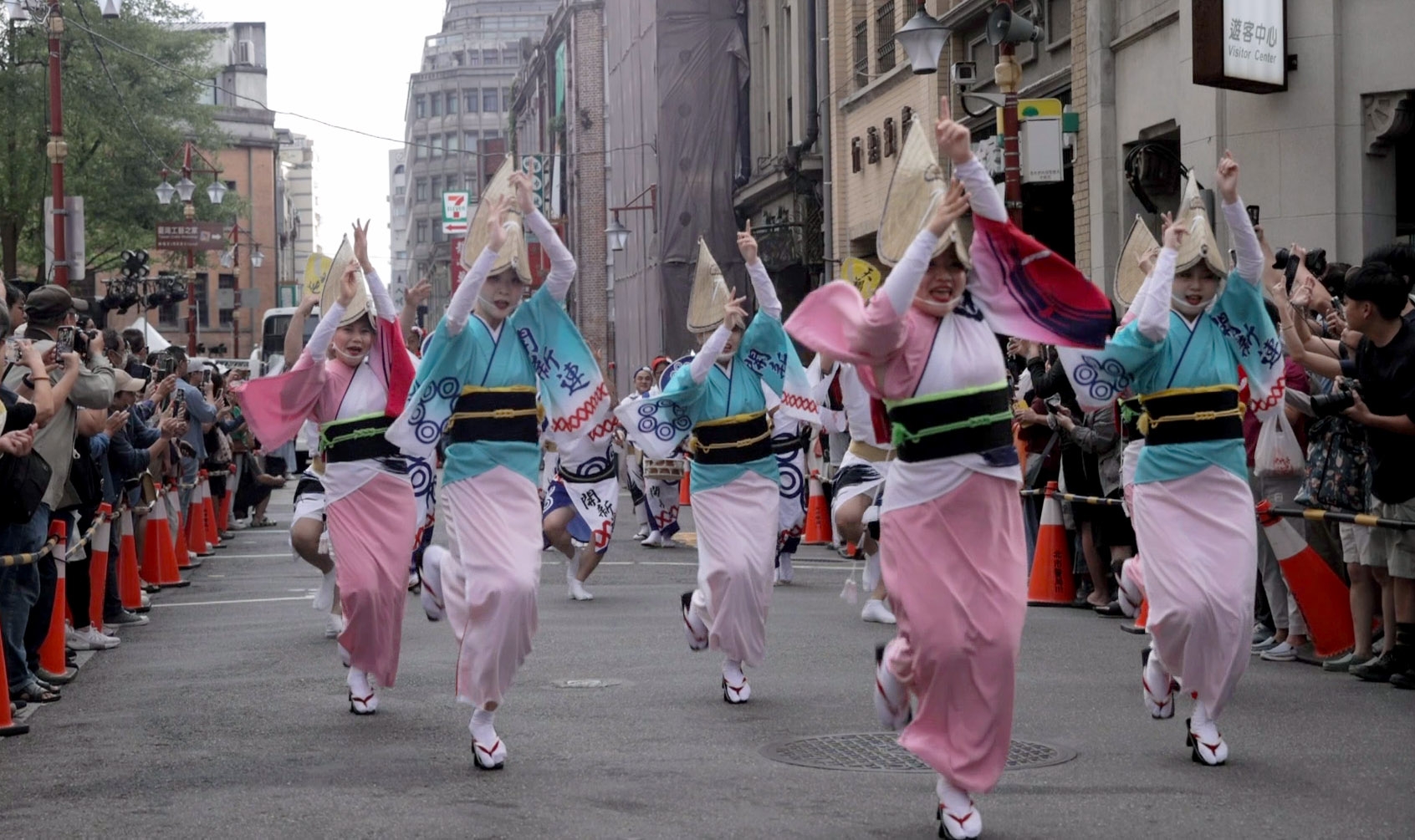 東京高圓寺阿波舞團舞者，帶來色彩繽紛舞姿與傳統音樂。（大稻埕創意街區發展協會提供）