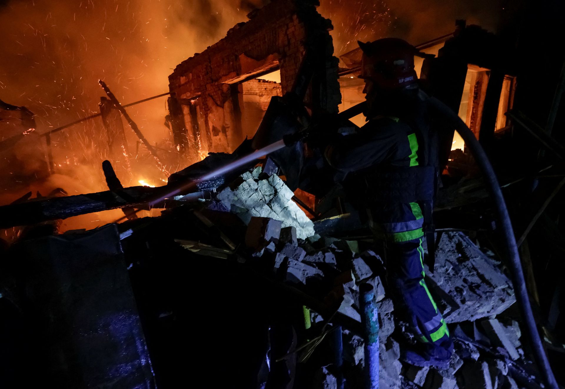 俄軍大規模空襲烏國發電廠，導致多地斷水斷電，烏軍也發動反擊，重創俄方供電系統。圖為烏國消防人員搶救受災區域。（達志影像／路透社）