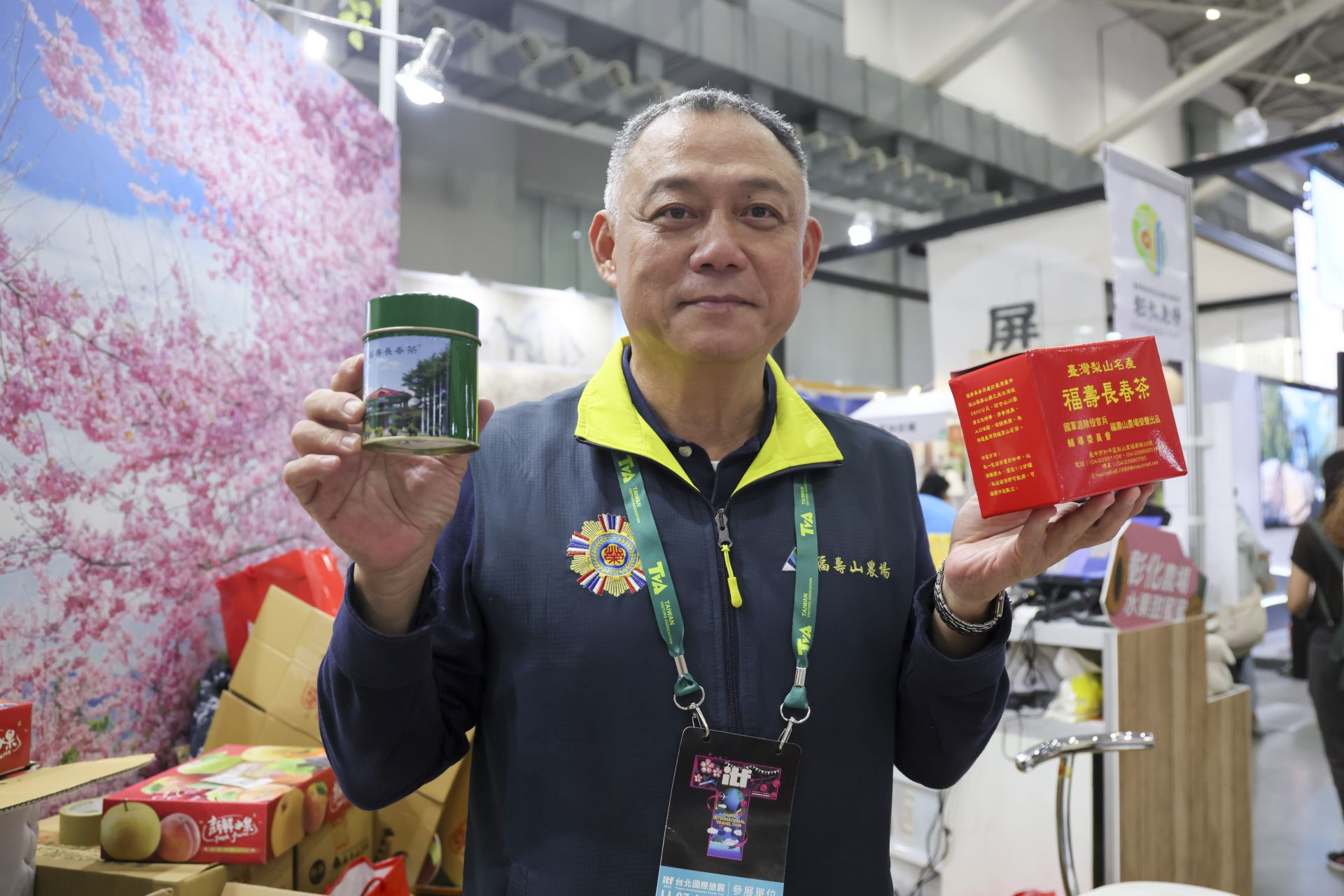 福壽山農場將長春茶葉與茶包運下山，民眾無須上山就能買到。（記者范瑜攝）