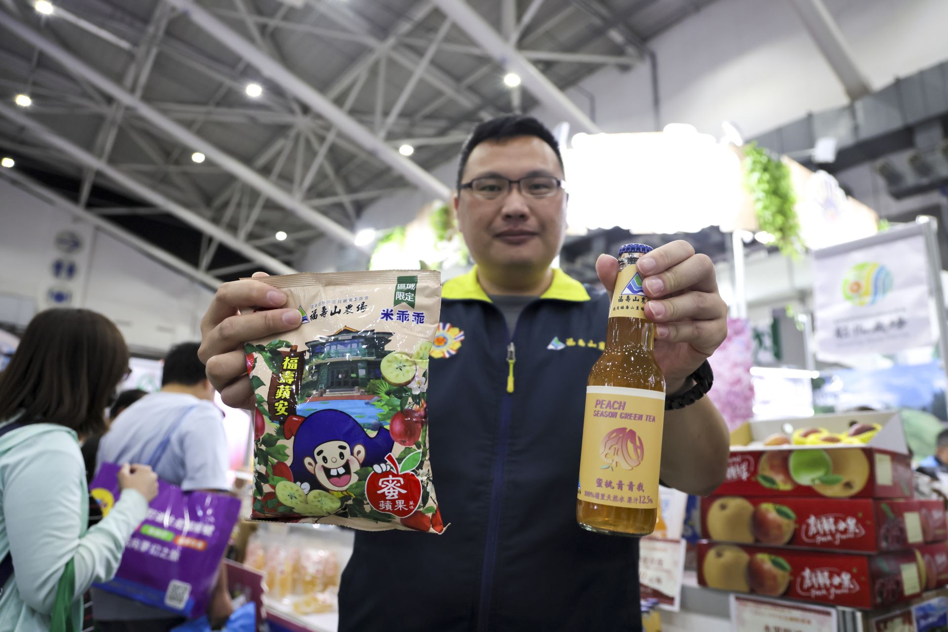 福壽山農場「福壽蘋安」蜜蘋果風味米乖乖、蜜桃青青我雞尾酒，都是攤位熱賣商品。（記者范瑜攝）