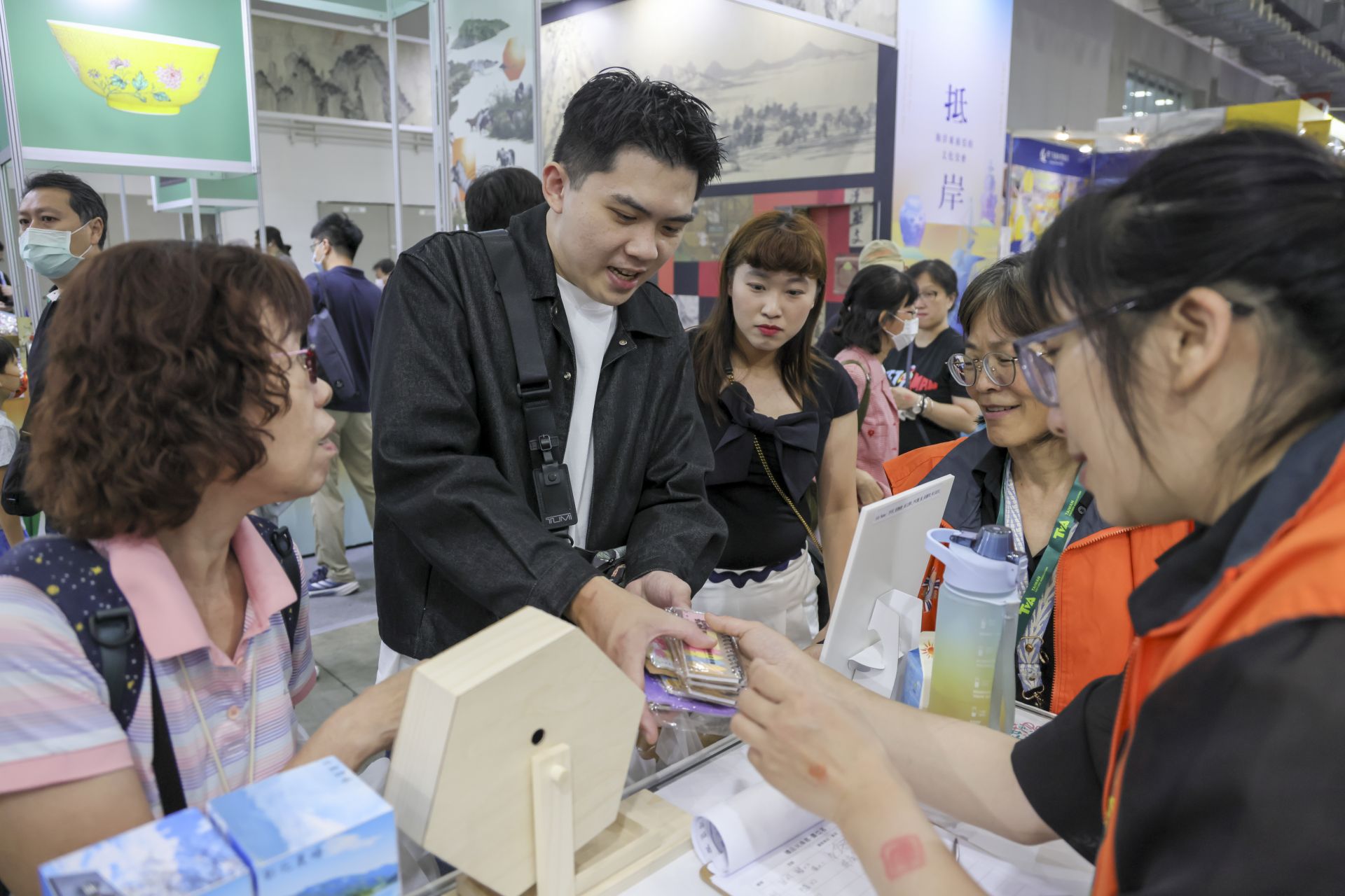 凡於輔導會展區消費滿588元，即可參加抽好禮活動，買越多送越多。（記者范瑜攝）