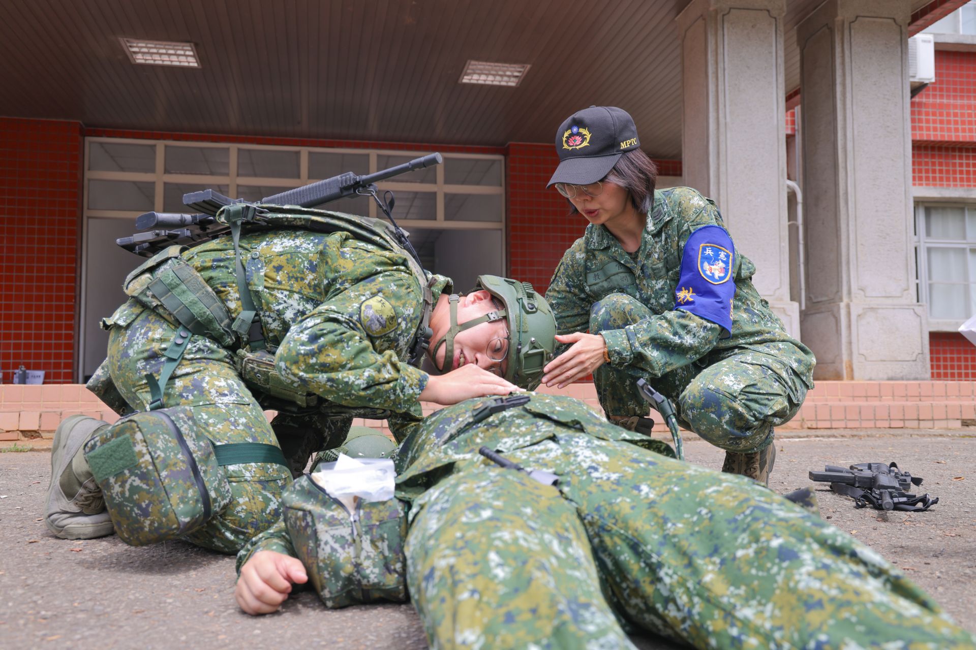  通識組教官教授戰傷救護課程，指導學員呼吸道評估處置之動作技巧與步驟要領。（記者王子昌攝）