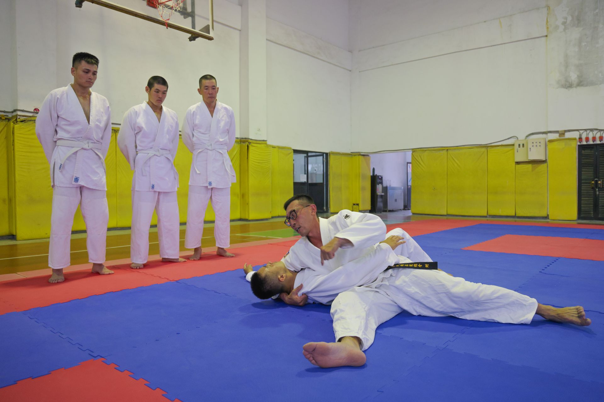  戰技小組教官實施柔道寢技動作指導及講解示範。（記者王子昌攝）