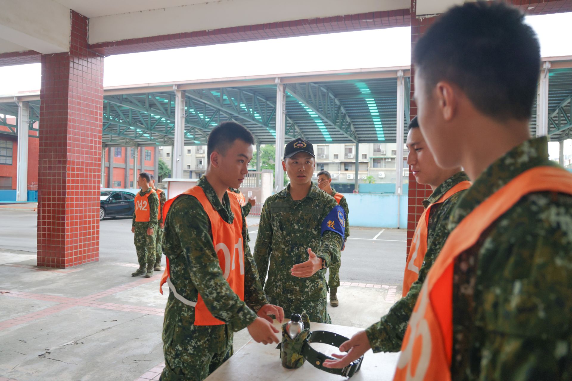  警勤小組教官實施門禁安檢特種警衛勤務教學示範。（記者王子昌攝）