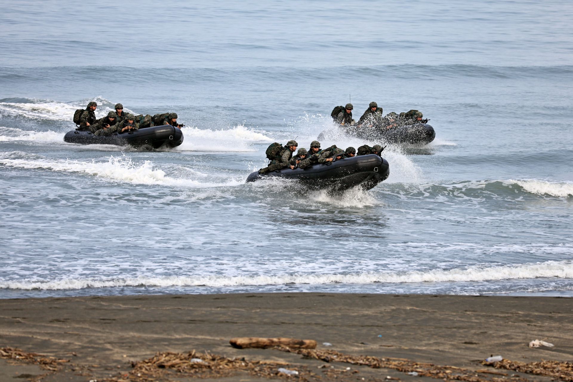 兩棲基地訓練登陸作戰演練中，擔任特攻部隊陸戰66旅步兵營實施操舟教練，突擊艇抵達海面攻擊位置後，立即變換隊形，全速登陸搶灘。（記者孫建屏攝）
