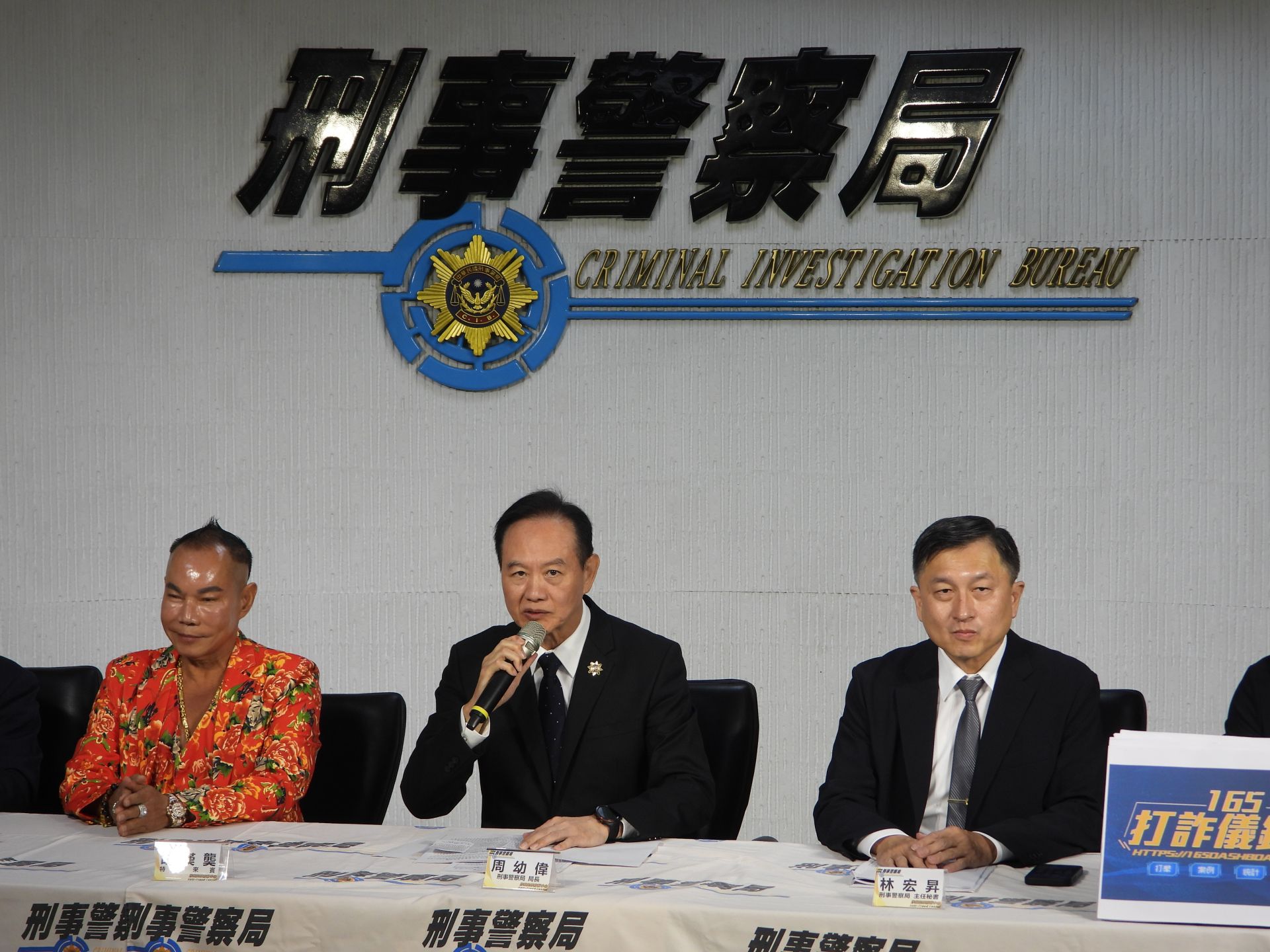 刑事警察局舉行「AI影片技術濫用猖獗 籲民眾警惕『假名人』詐騙手法」打詐儀錶板記者會，由局長周幼偉主持。（記者吳典叡攝）