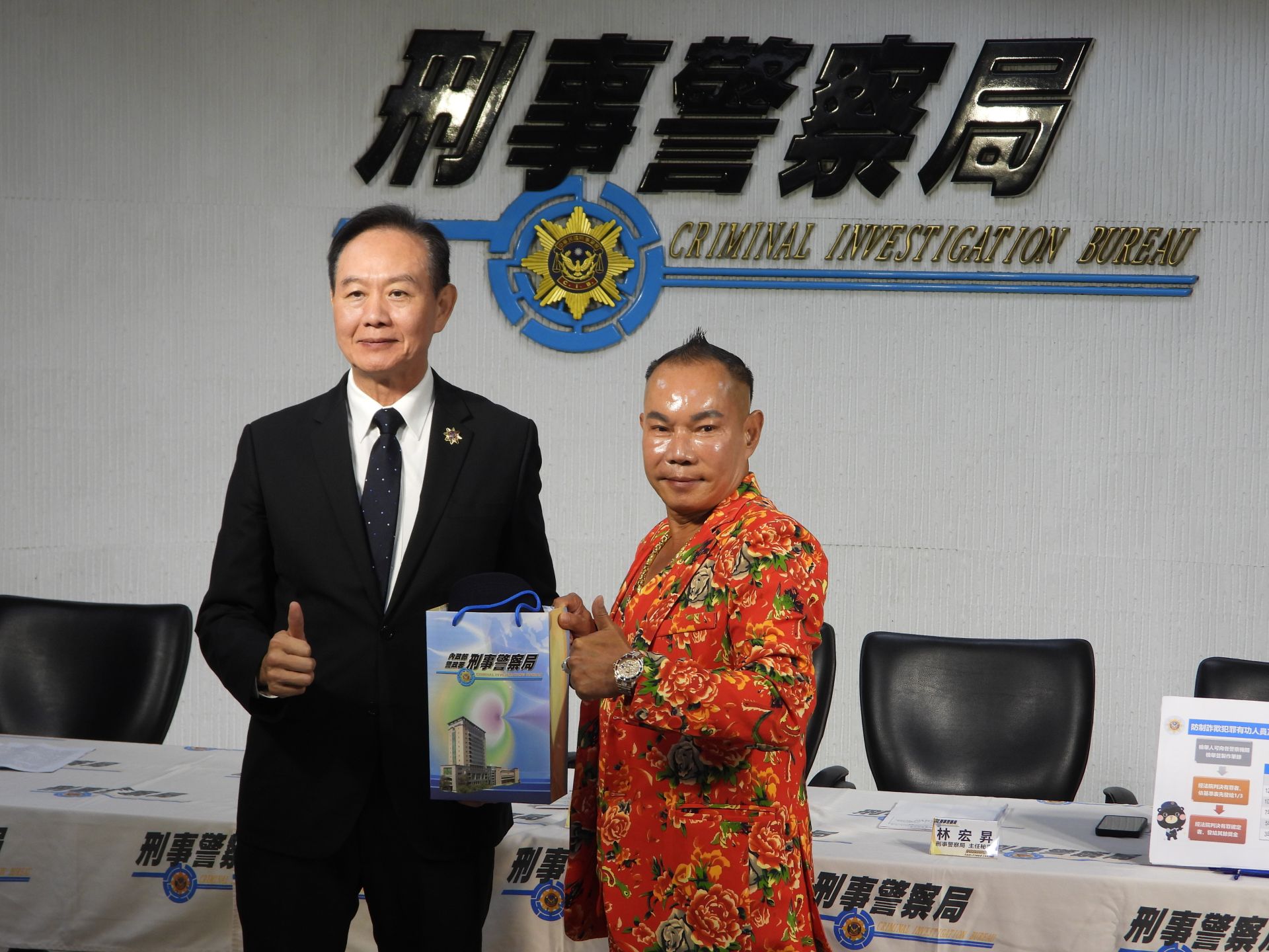 被稱為「吊車大王」的胡漢龑以自身遭遇提醒民眾，面對涉及金錢的資訊，應「冷靜思考、停下手指、看清來源、小心查證」。（記者吳典叡攝）