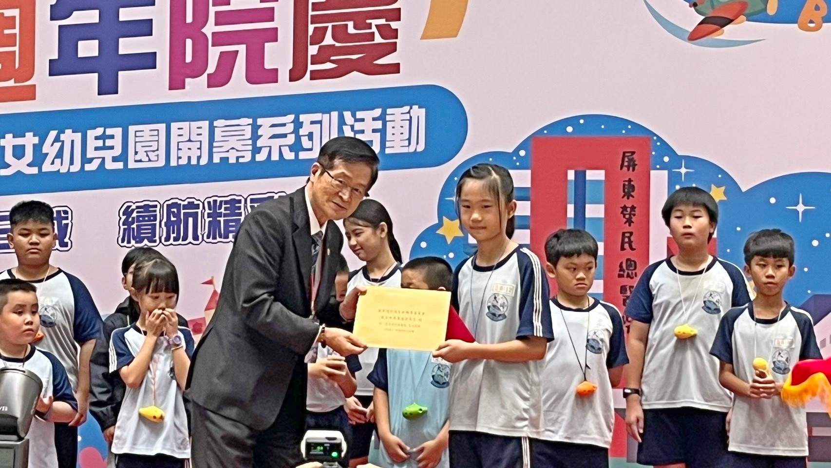 輔導會主委嚴德發感謝在典禮中表演的大同國小學童。（屏東榮總提供）