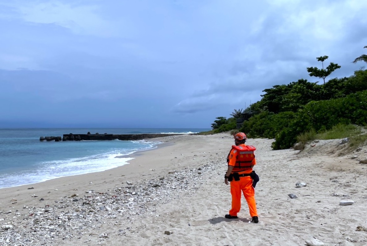 海巡署說，為確保民眾生命財產安全，該署依《災害防救法》計開立舉發單，提醒民眾切勿心存僥倖，冒險於濱海地區活動。（海巡署提供）