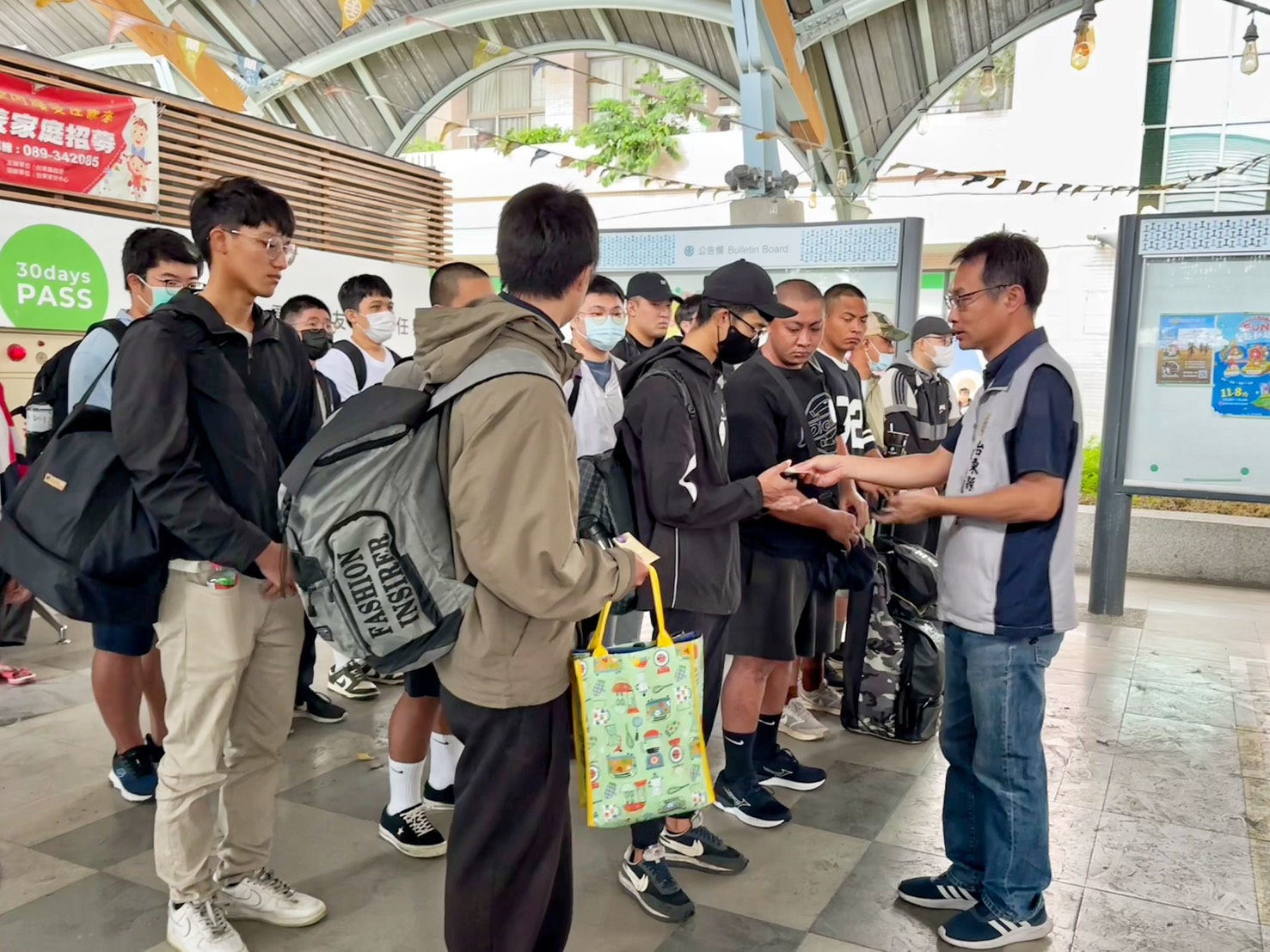 臺東縣軍人服務站人員發放軍友服務卡給入營役男，歡迎他們多加運用。（臺東縣軍人服務站提供）