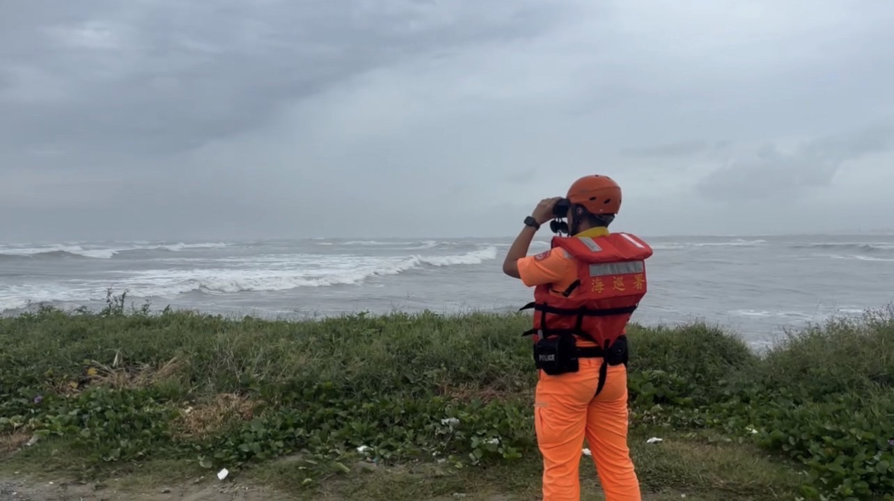 海巡署南部分署自今日起，已針對轄區內臺南、高雄、屏東及小琉球沿海展開全面巡查與預警宣導，啟動「鳳凰」防颱整備。（南部分署提供）