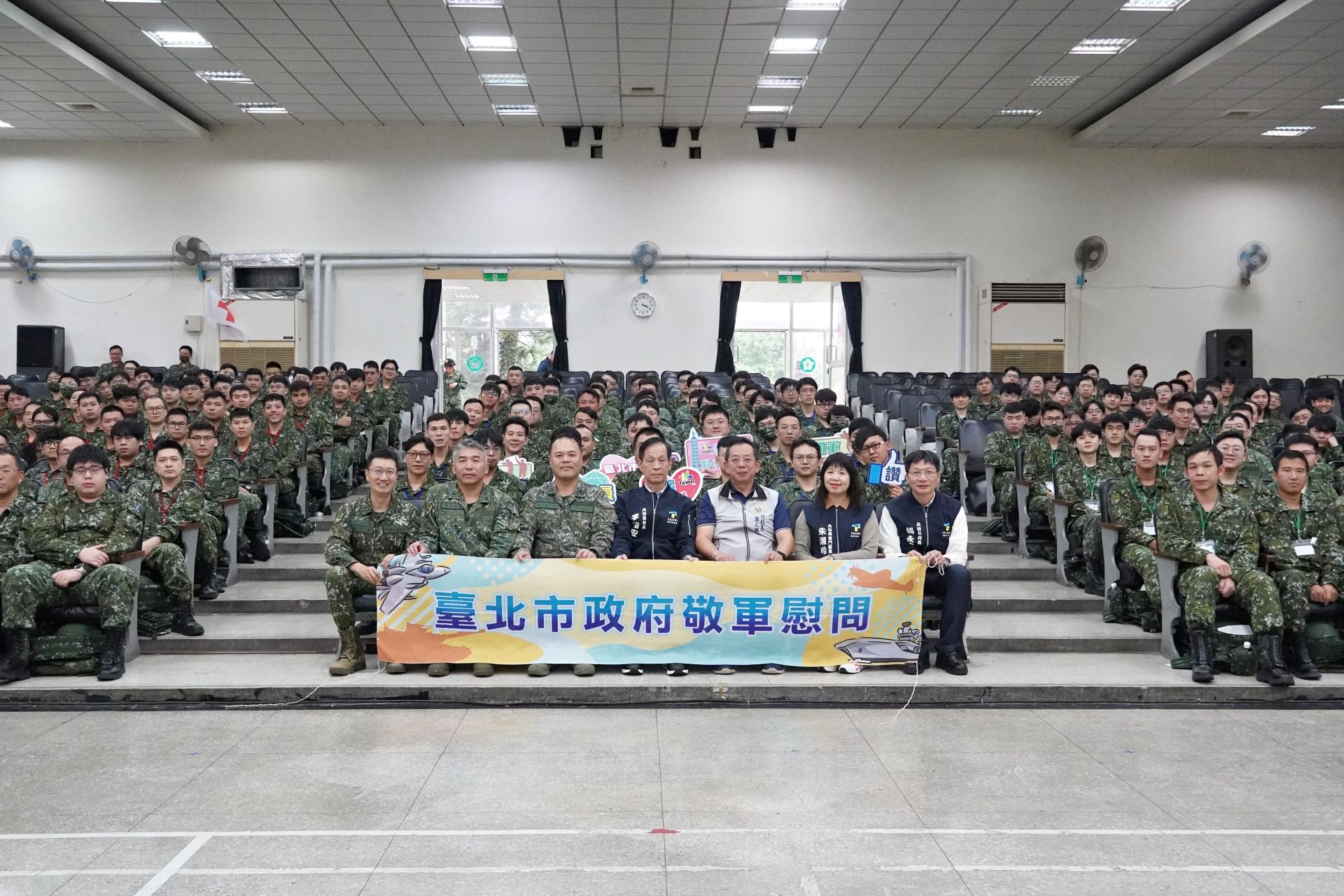 臺北市政府慰問團與憲訓中心後備旅官兵合影。（臺北市兵役局提供）