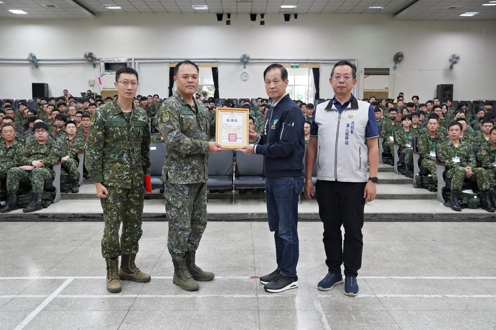 憲訓中心後備旅感謝臺北市政府慰問團前往水源營區為召員加油打氣，並回贈感謝狀。（臺北市兵役局提供）